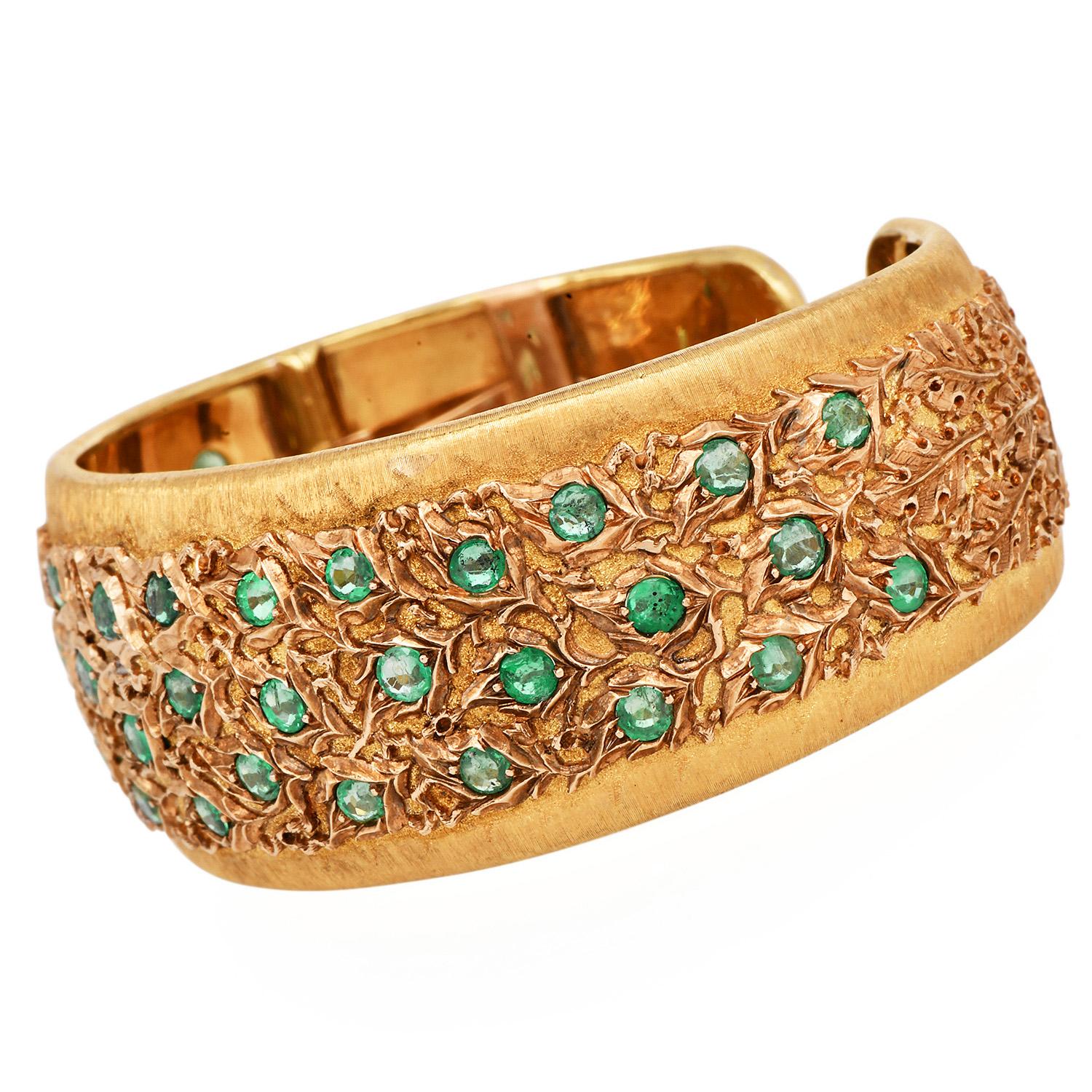 Vintage Buccellati Emerald & Diamond Macri Bangle Bracelet In Excellent Condition For Sale In Miami, FL