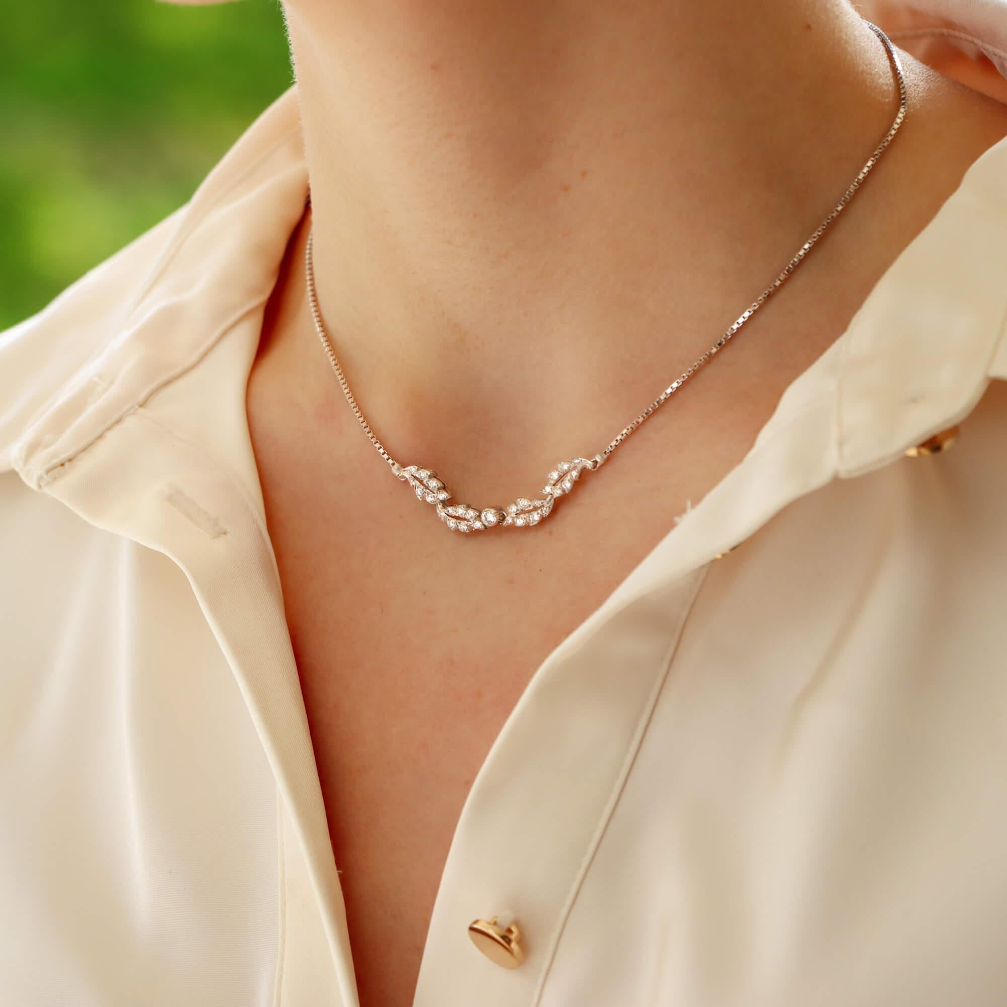 Moderne Buccellati, collier pendentif vintage « Les Amoureux » en or blanc 18 carats et diamants en vente