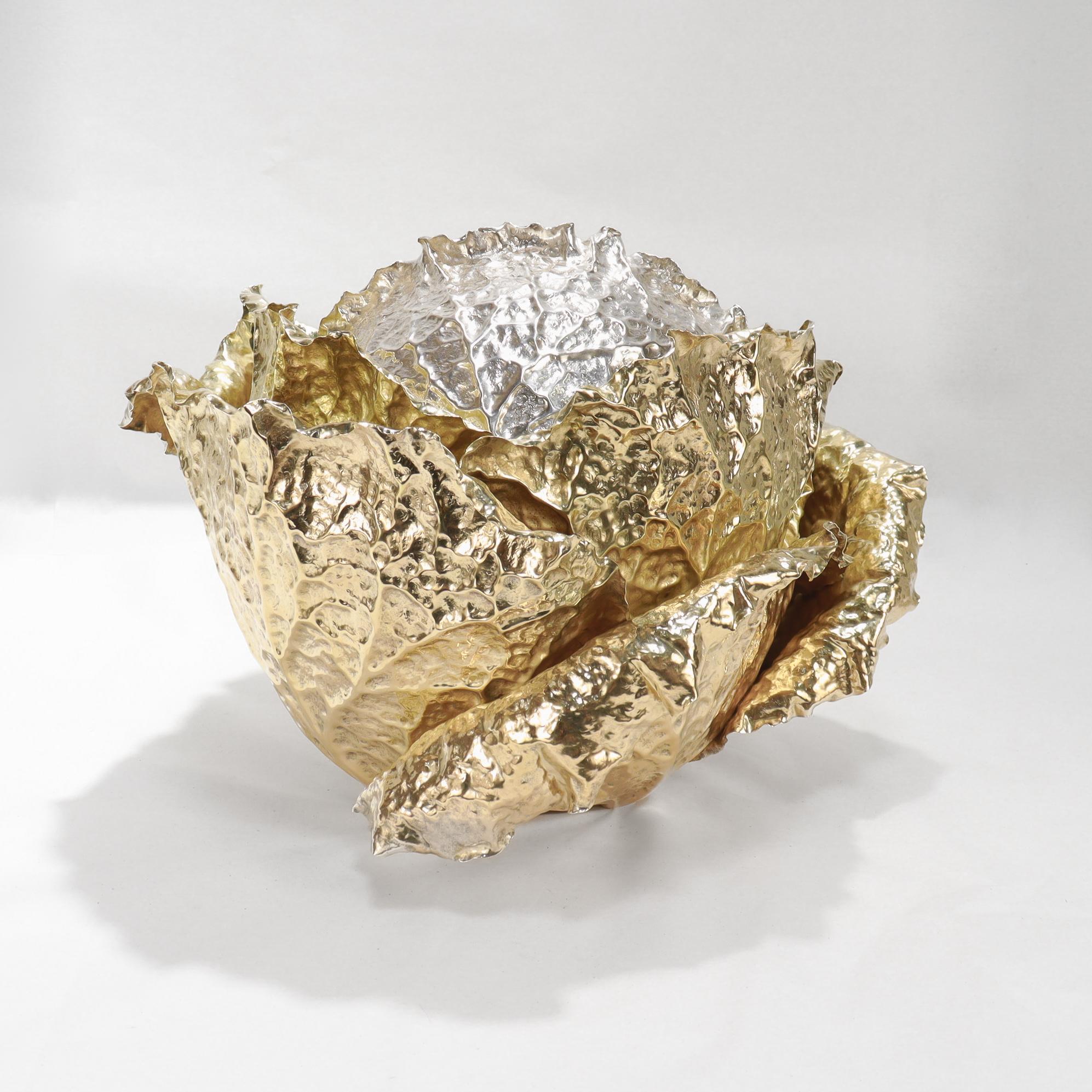 Un beau centre de table italien vintage signé.

Par Gianmaria Buccellati. 

De la collection Natura (Nature) de Buccellati. 

En forme de chou grandeur nature, avec des feuilles extérieures en argent doré et un couvercle de tête de chou en