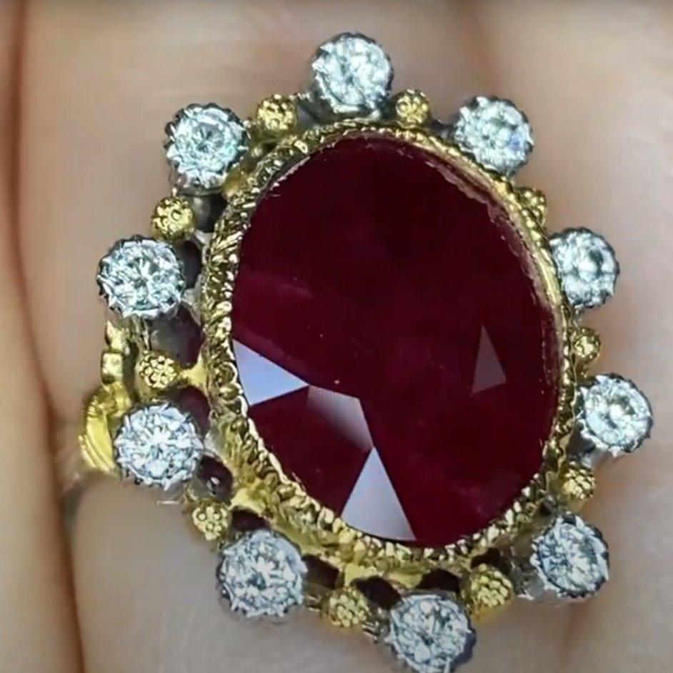 Taglio ovale Anello di fidanzamento vintage con rubino di Buccellati (circa 7,40 carati), aureola di diamanti in vendita