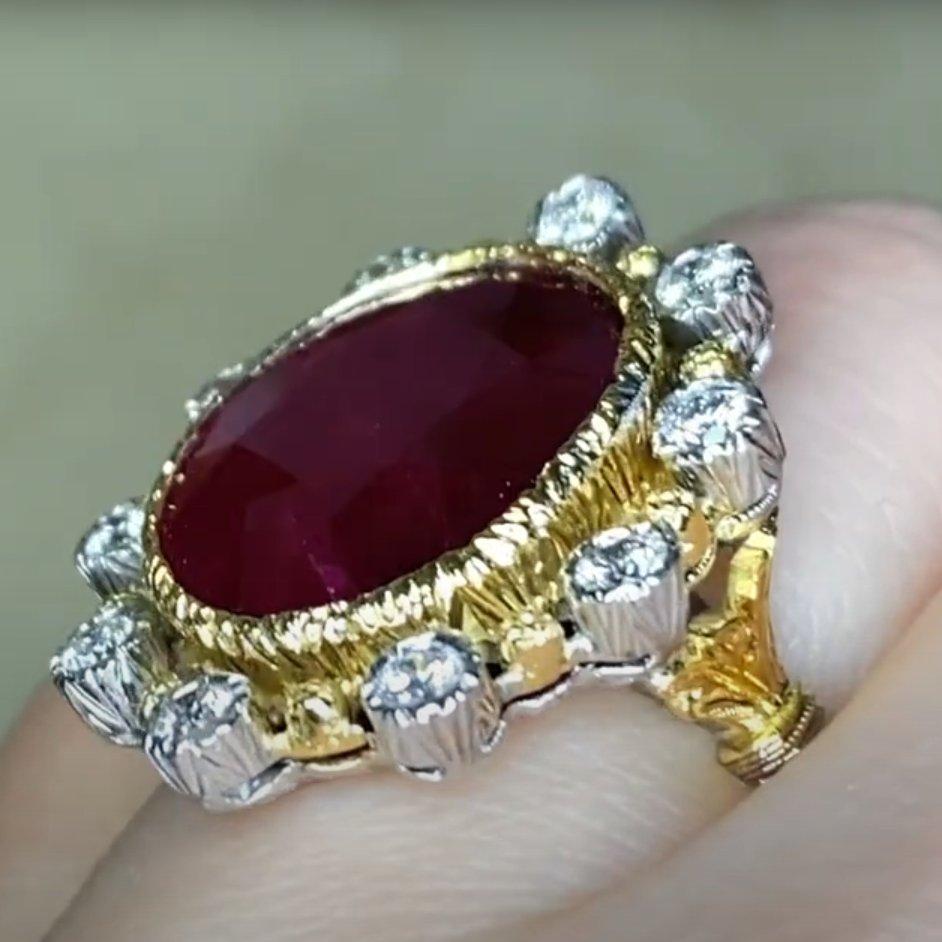 Donna Anello di fidanzamento vintage con rubino di Buccellati (circa 7,40 carati), aureola di diamanti in vendita