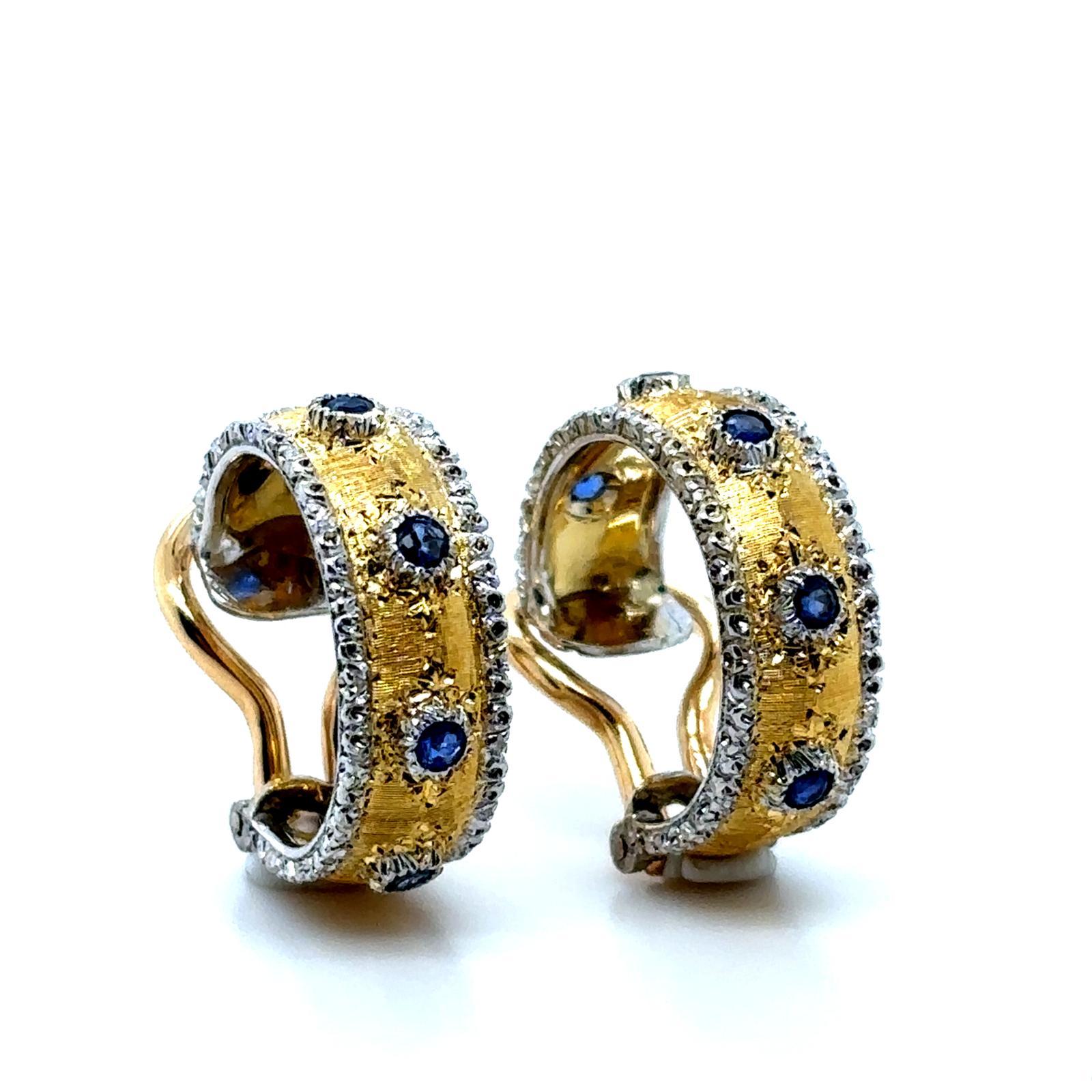 Un par de pendientes de aro de zafiro Buccellati vintage de oro amarillo y blanco de 18 quilates, hacia 1980

Buccellati incorpora a estos pendientes su característica estética artesanal renacentista. 

Están diseñados como aros con un acabado