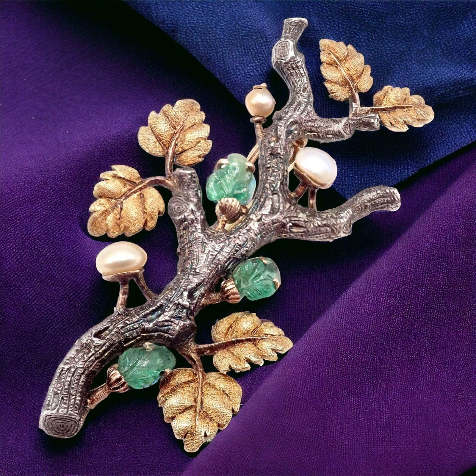 Broche en or jaune et blanc 18k Vintage Twig Carved Emerald Pearl Brooch by Buccellati. 
Cette broche Vintage Buccellati est un splendide exemple de l'art de la joaillerie. 

Branchée sur de l'or blanc et jaune 18 carats, la broche présente un motif
