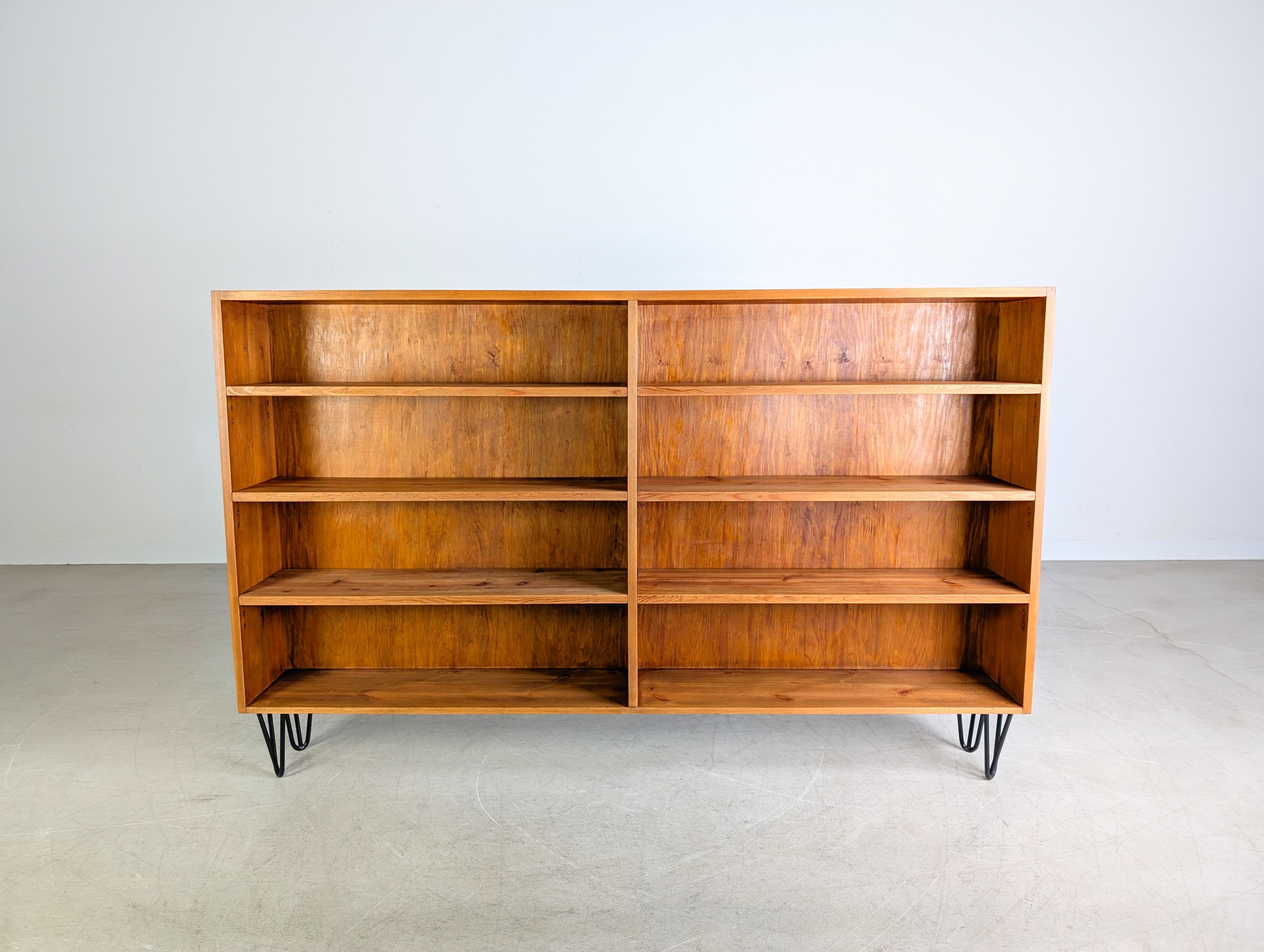 Mid-Century Modern Vintage Bücherregal Midcentury Vollholz Kiefer Regal Hairpin For Sale