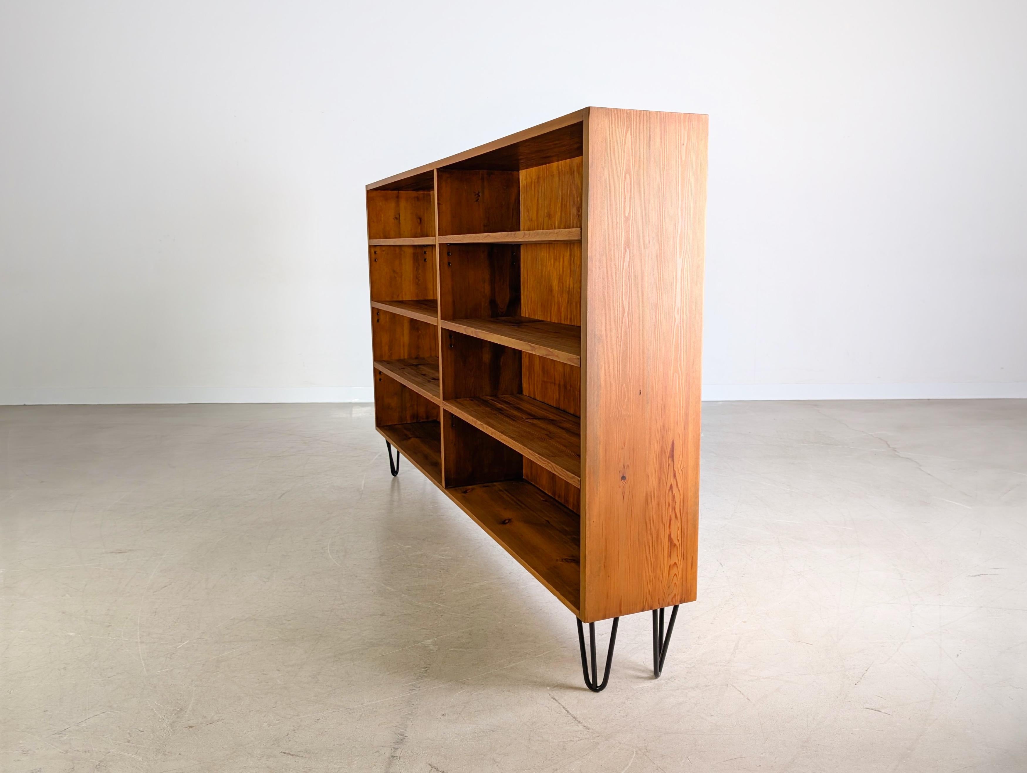 Vintage Bücherregal Midcentury Vollholz Kiefer Regal Hairpin In Good Condition For Sale In Berlin, DE