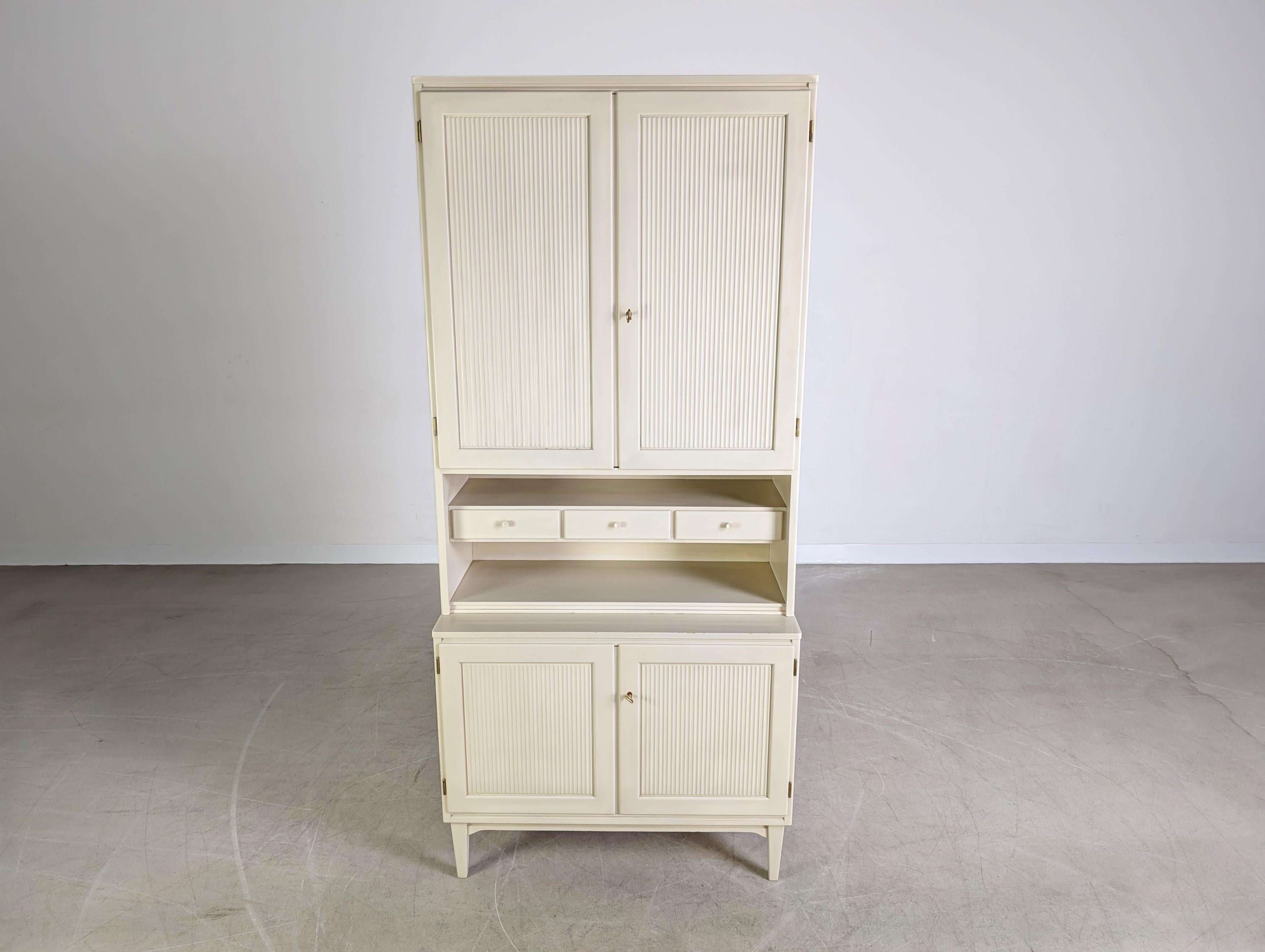 Wir bieten eine wunderschönes Vintage Bücherregal aus den 1960er Jahren von Svante Skogh zum Verkauf an. Das Möbel besteht aus zwei Modulen, die aufeinander gestapelt werden. Das obere Teil verfügt über zwei Türen, zwei höhenverstellbare