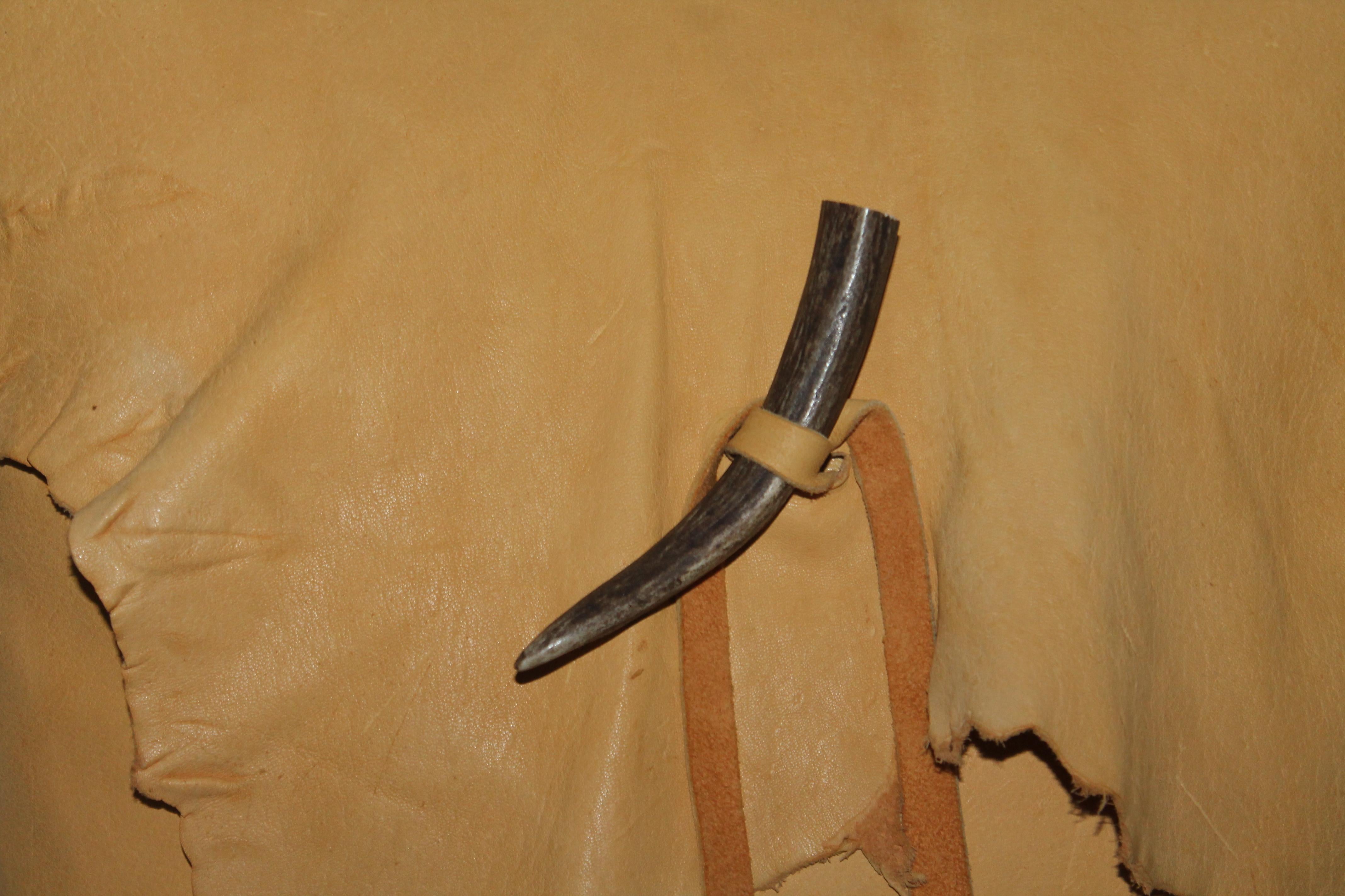 This fine buckskin leather custom made pillow has a old horn for a latch and in very good condition. This fine and soft buckskin is so fine and smooth. The insert is a down and feather filled insert.