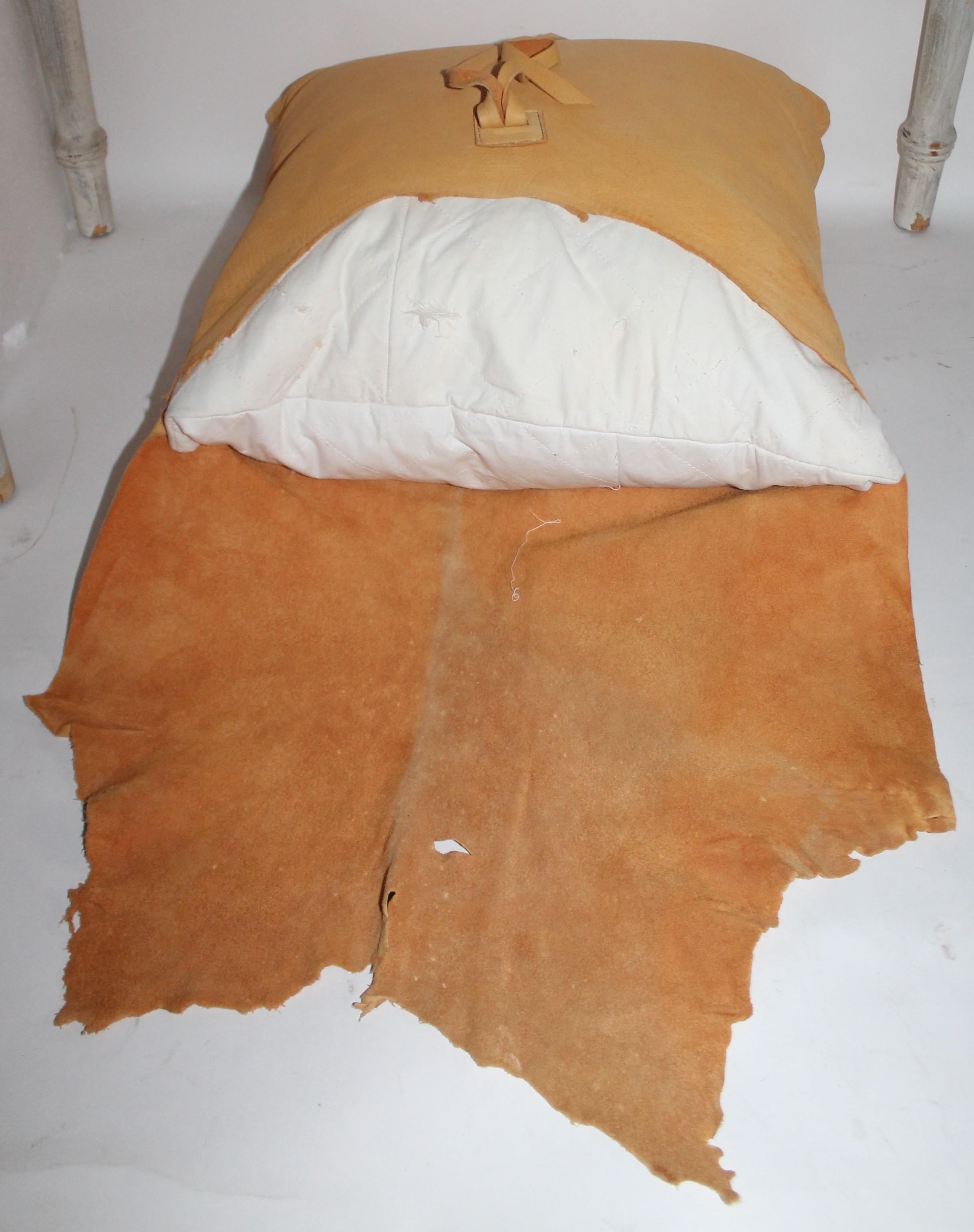 Vintage Buckskin Custom Pillow with Horn Latch In Good Condition For Sale In Los Angeles, CA