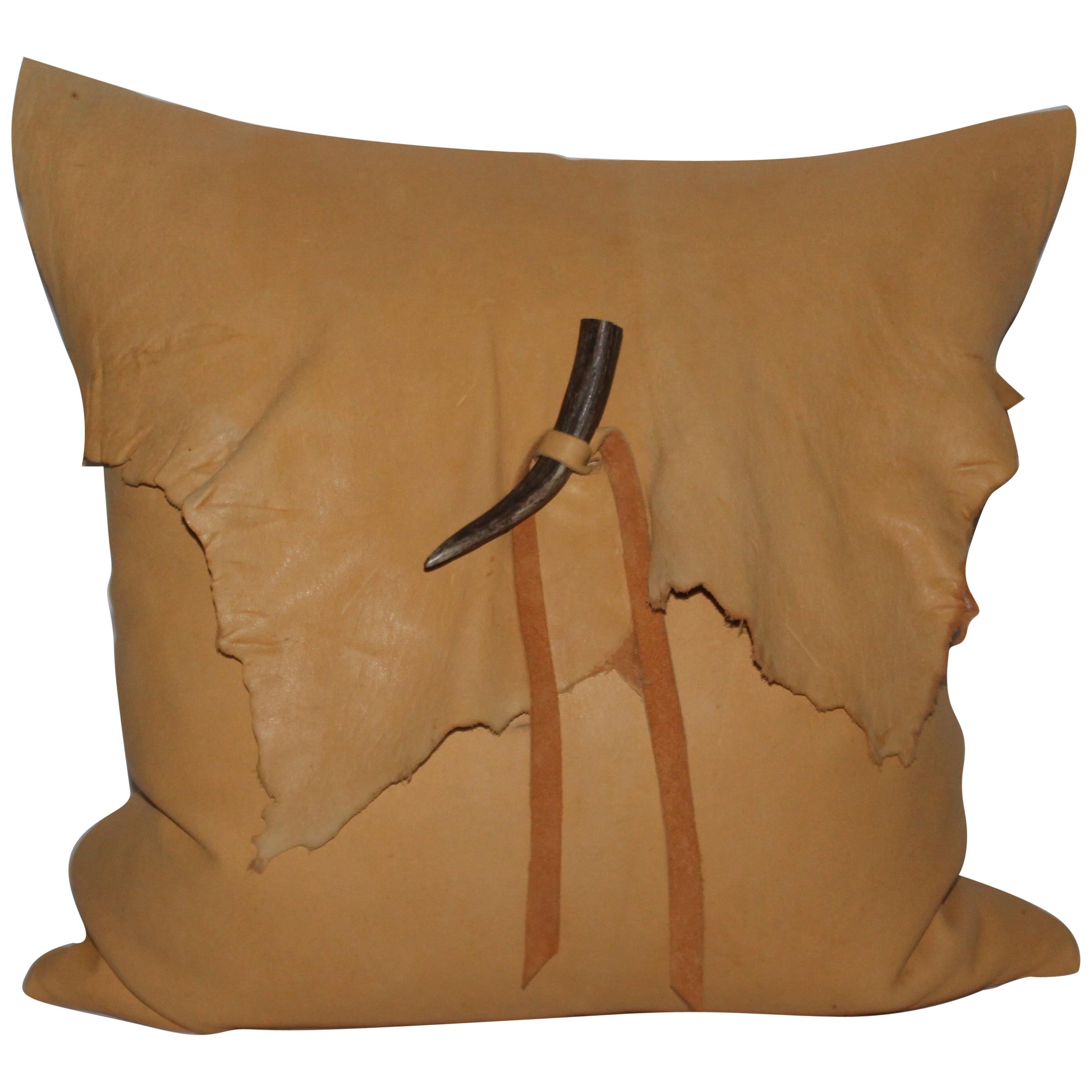 Vintage Buckskin Custom Pillow mit Hornverschluss im Angebot