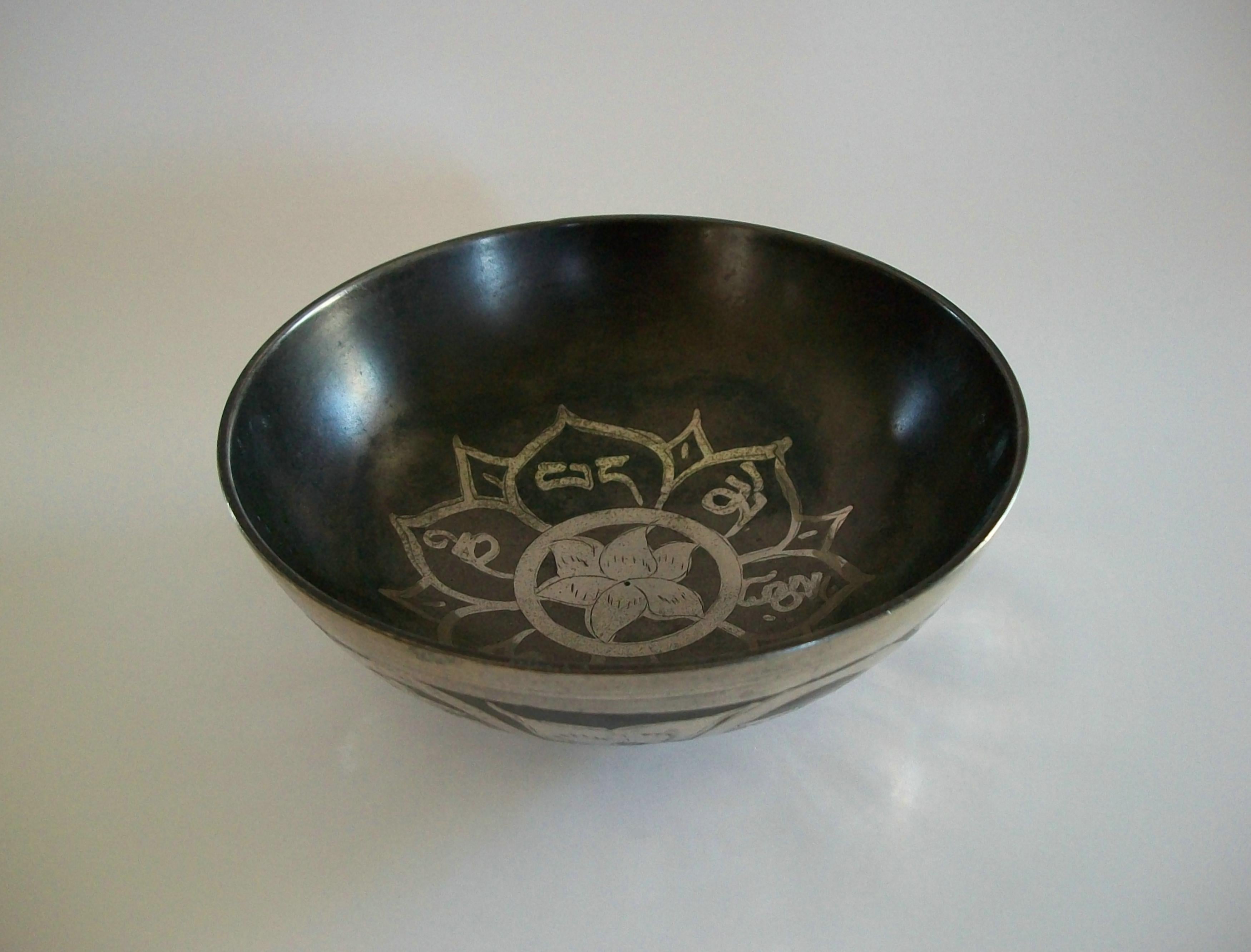 Ciotola buddista tibetana d'epoca in bronzo intarsiato - con il mantra sacro tibetano e un fiore di loto al centro che rappresenta 'OM MANI PADME HUM' - elementi decorativi e spirituali tibetani incisi e intarsiati sulle pareti esterne e sulla base