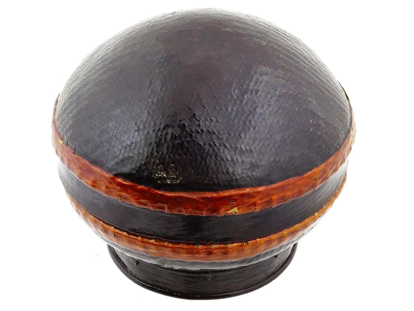 Vase traditionnel bouddhiste à couvercle hsun?ok de Birmanie, datant des années 1950, fabriqué en bambou et recouvert d'une riche laque. Sa forme arrondie et ses proportions élégantes illustrent le savoir-faire méticuleux des artisans birmans. Très