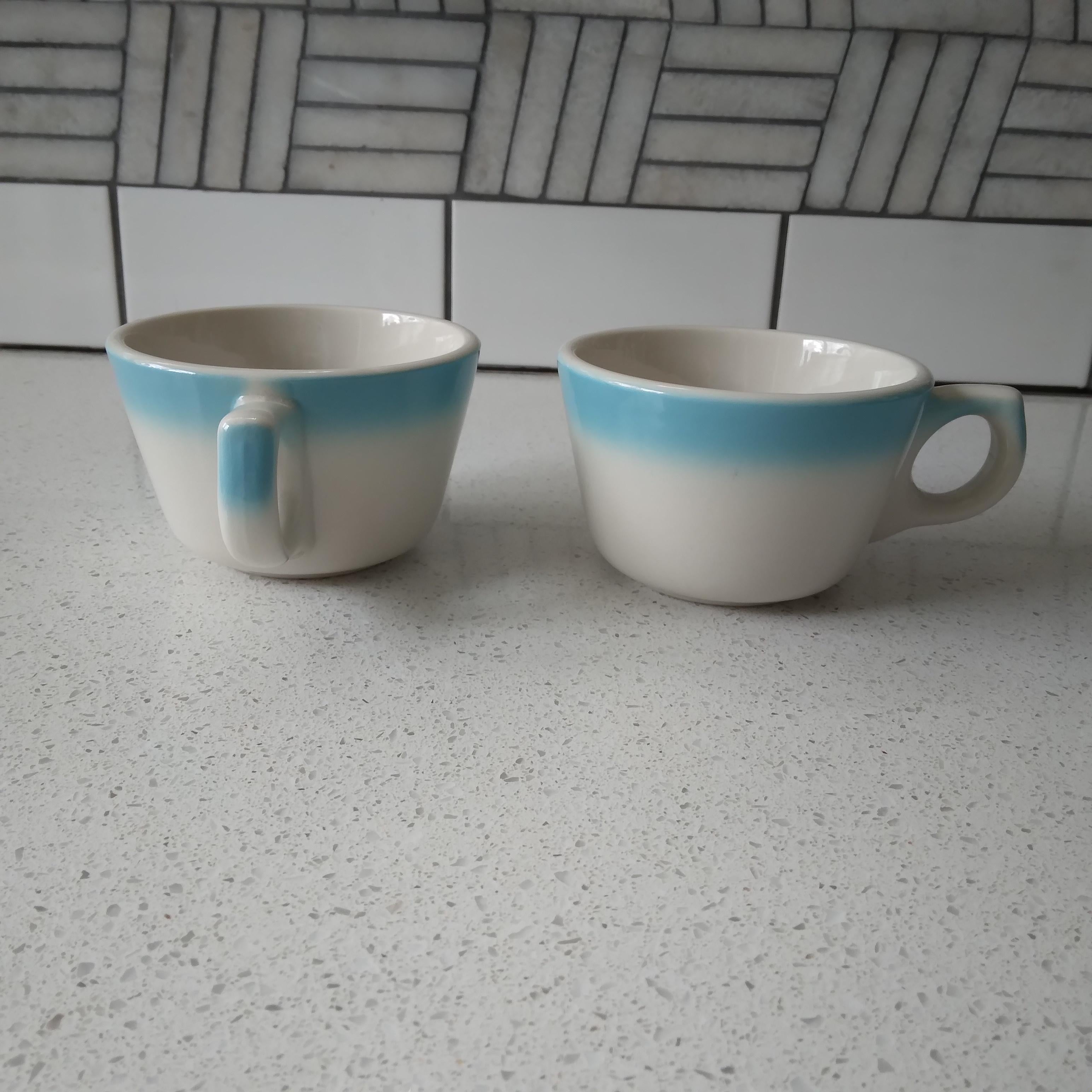 Porcelaine Paire de tasses à thé vintage en porcelaine buffle bleu ciel et blanc cassé en vente