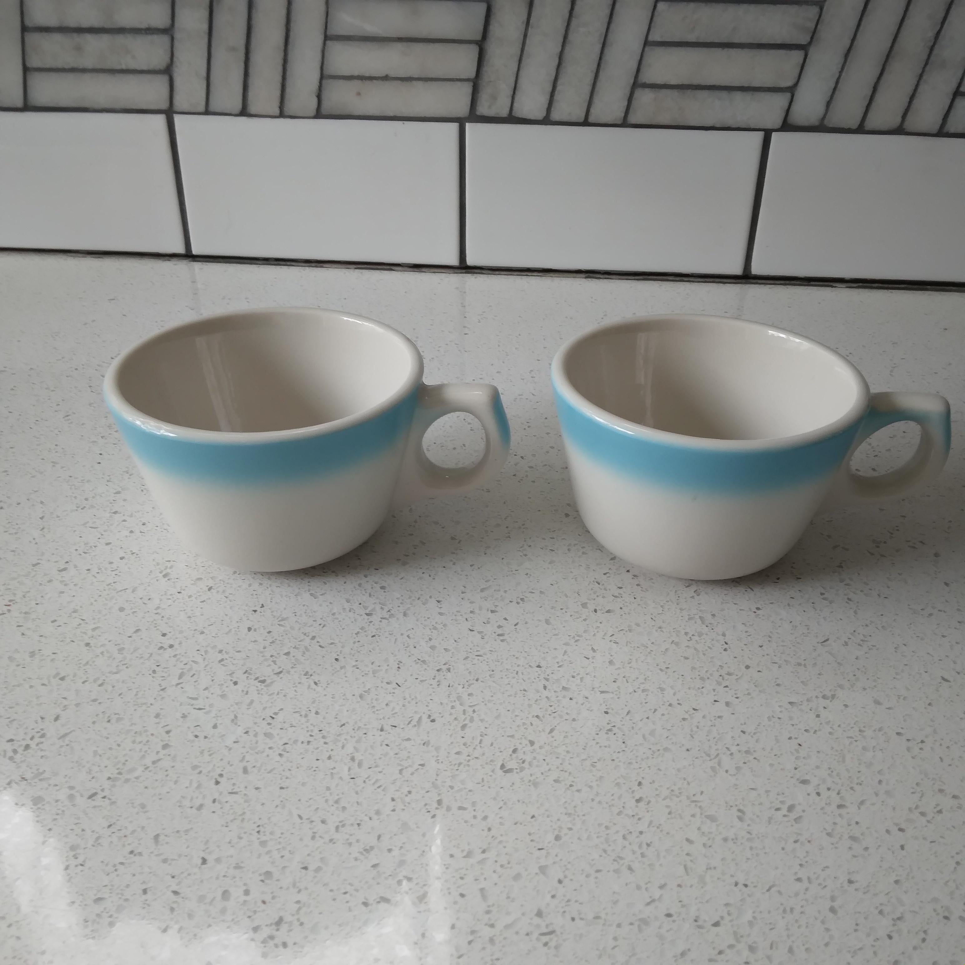 Paire de tasses à thé vintage en porcelaine buffle bleu ciel et blanc cassé en vente 1