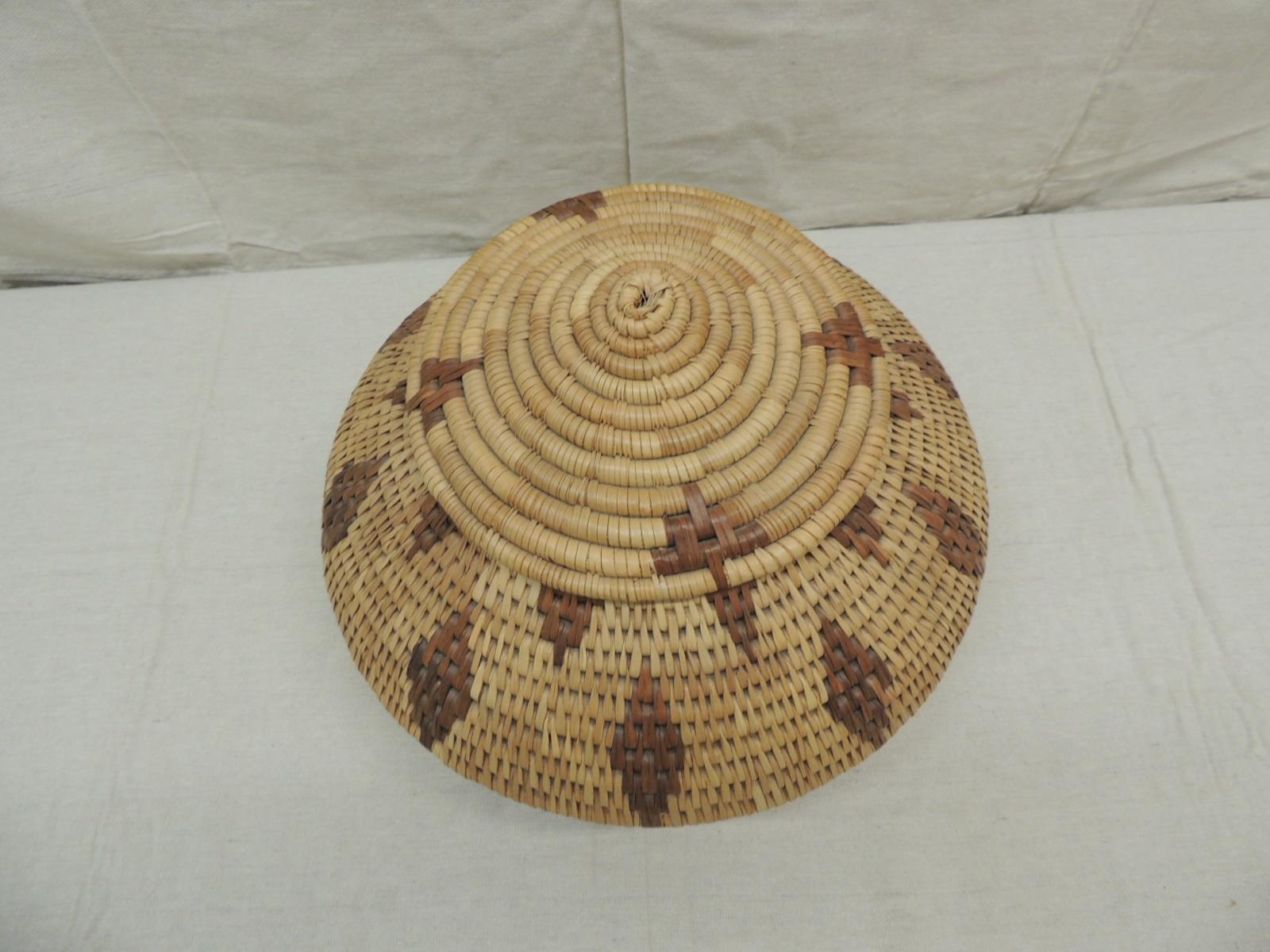 Vintage bulbous shape tribal pattern decorative basket with lid
Tan and brown woven fibers (rattan and sea grass)
Size: 13