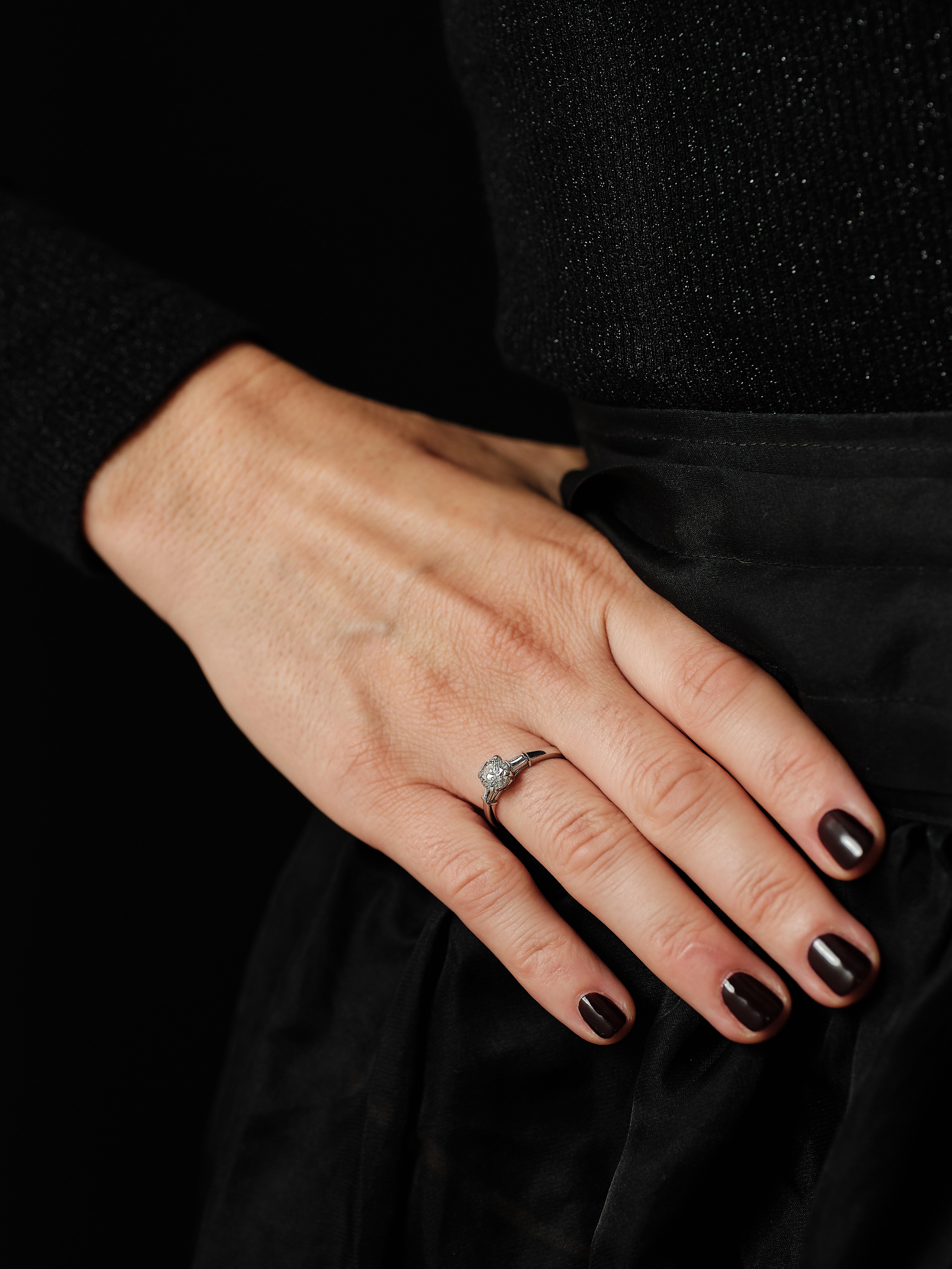 BVLGARI 
La pierre centrale est un diamant brillant de 0,82 ct, G/VS. La bague est réalisée en or blanc 18 carats, avec deux baguettes de diamants de chaque côté. Le poids total en carats est donc d'environ 1 ct. Une élégante bague de fiançailles