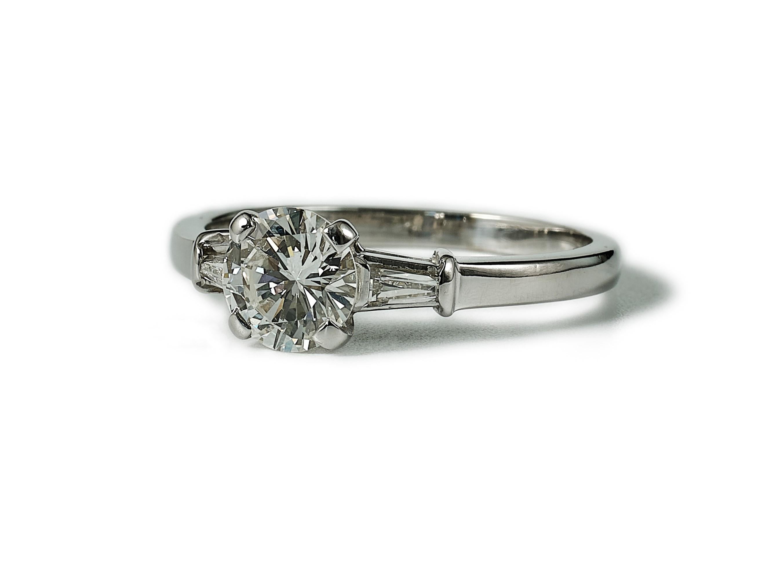 Moderne Bague de fiançailles Brilliante 0,82ct diamant taille brillant en or blanc 18k en vente