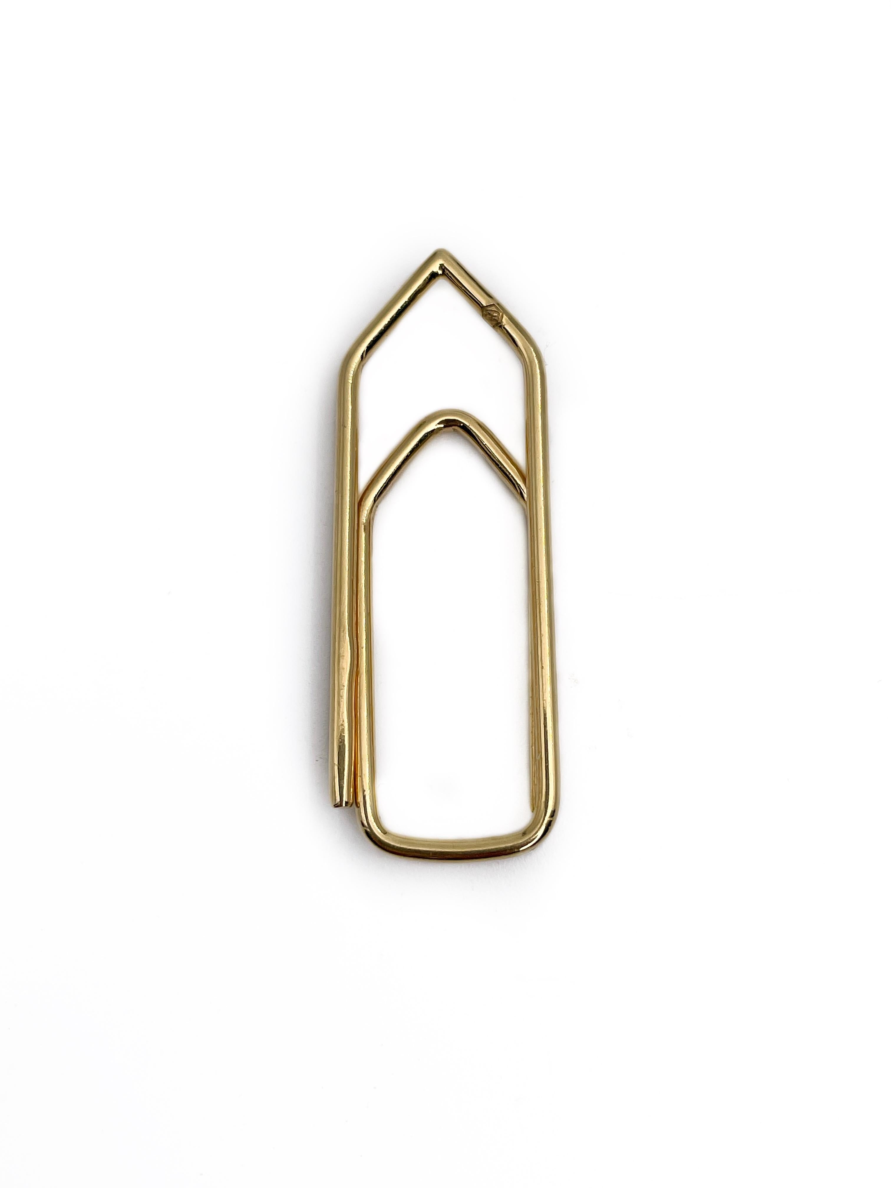 This is a figural money clip designed by Bulgari in 1990’s. The piece depicts paper clip and is crafted in 18K yellow gold.

It is a stylish accessory for anyone.

Signature: “Bvlgari. 750” (shown in photos).

Length: 3.5cm
Width: 1.2cm
Weight: 2.86g