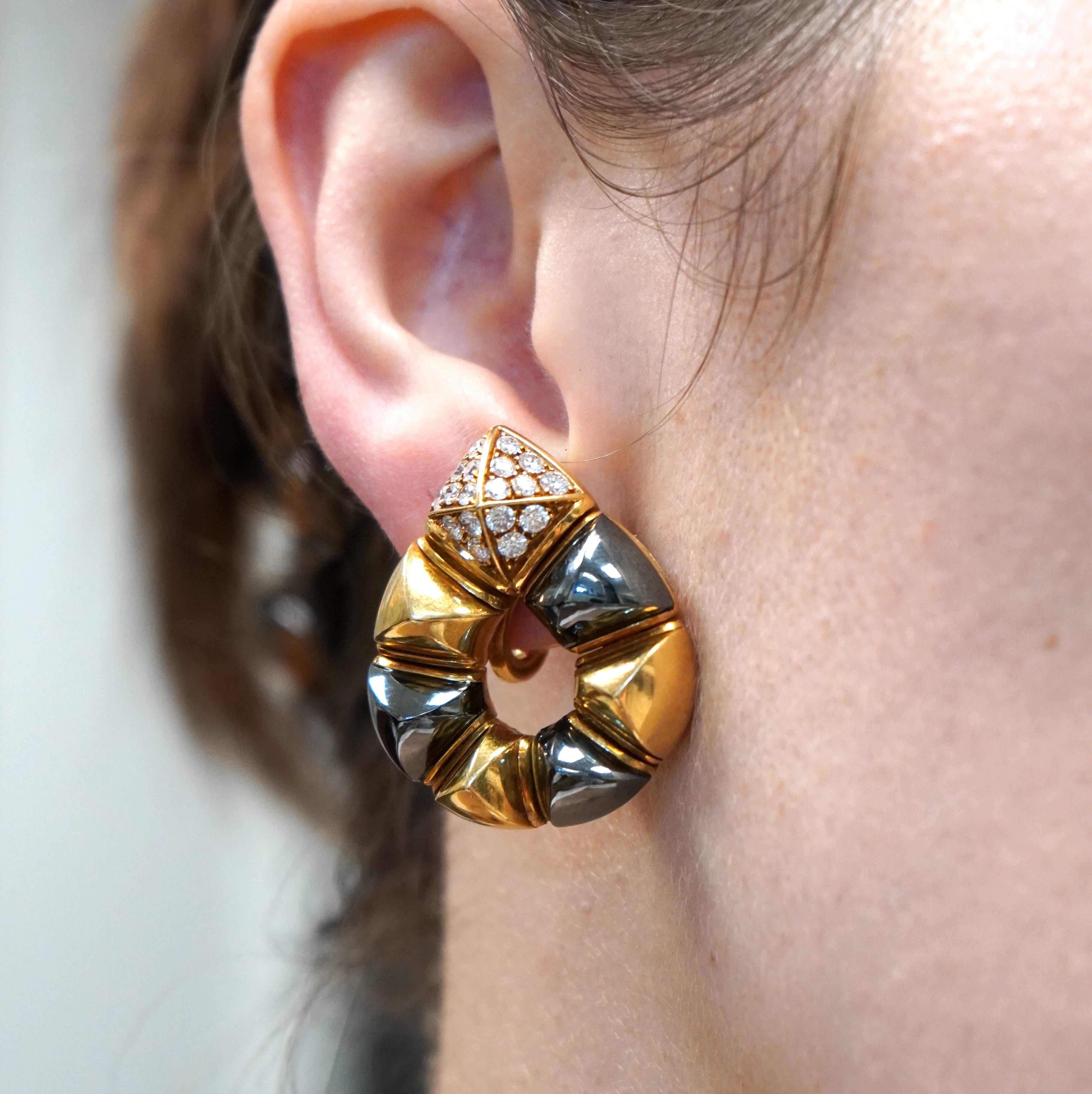 Este par de pendientes vintage Bvlgari de los años 80 ejemplifica la estética atrevida pero refinada de la época. Elaborados en oro de 18 quilates, los pendientes incorporan acentos de hematites que proporcionan un contraste elegante y oscuro con el