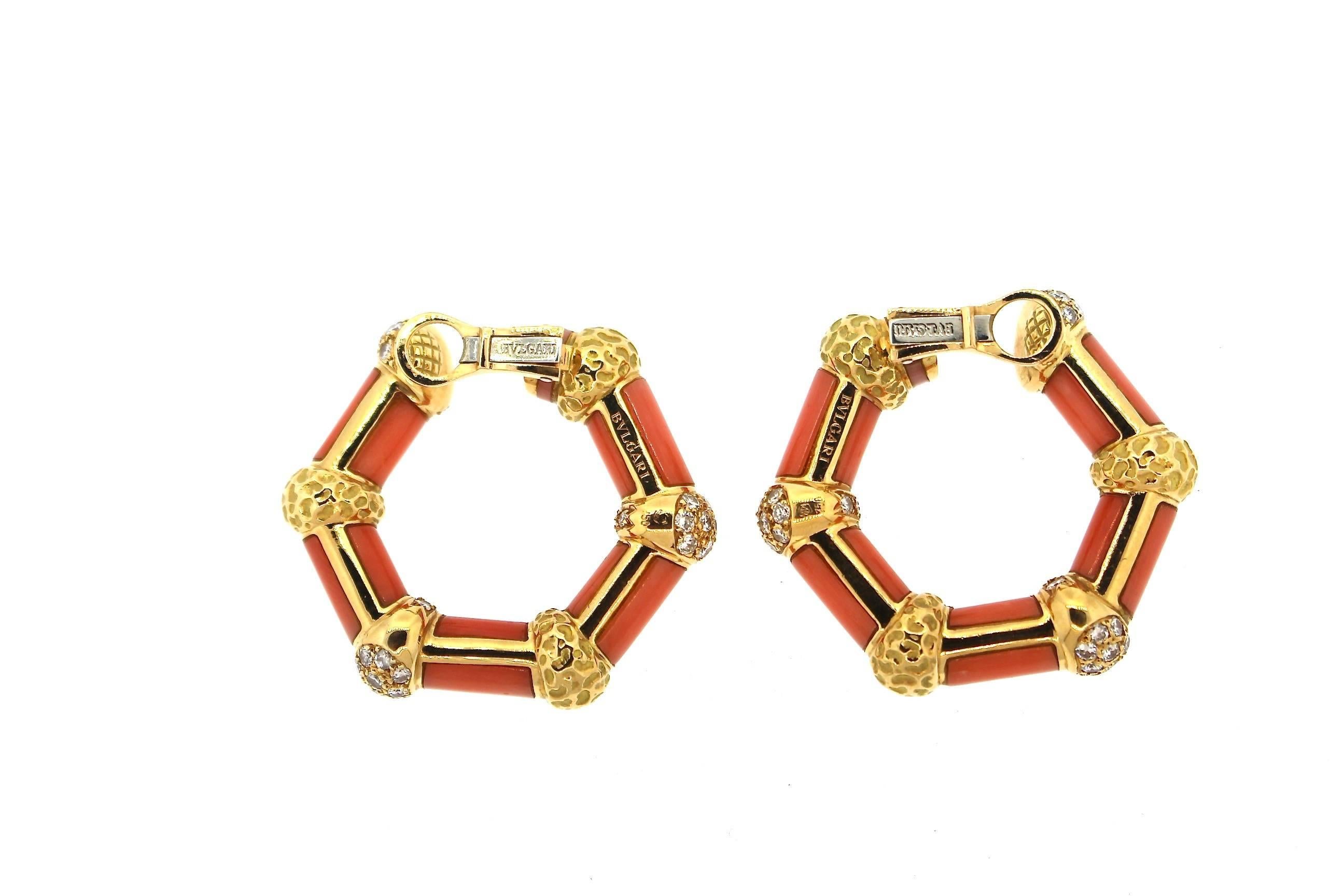 1970s Bulgari 18 Karat Hammered Gold Coral Diamond Hoop Earrings In Excellent Condition In New York, NY