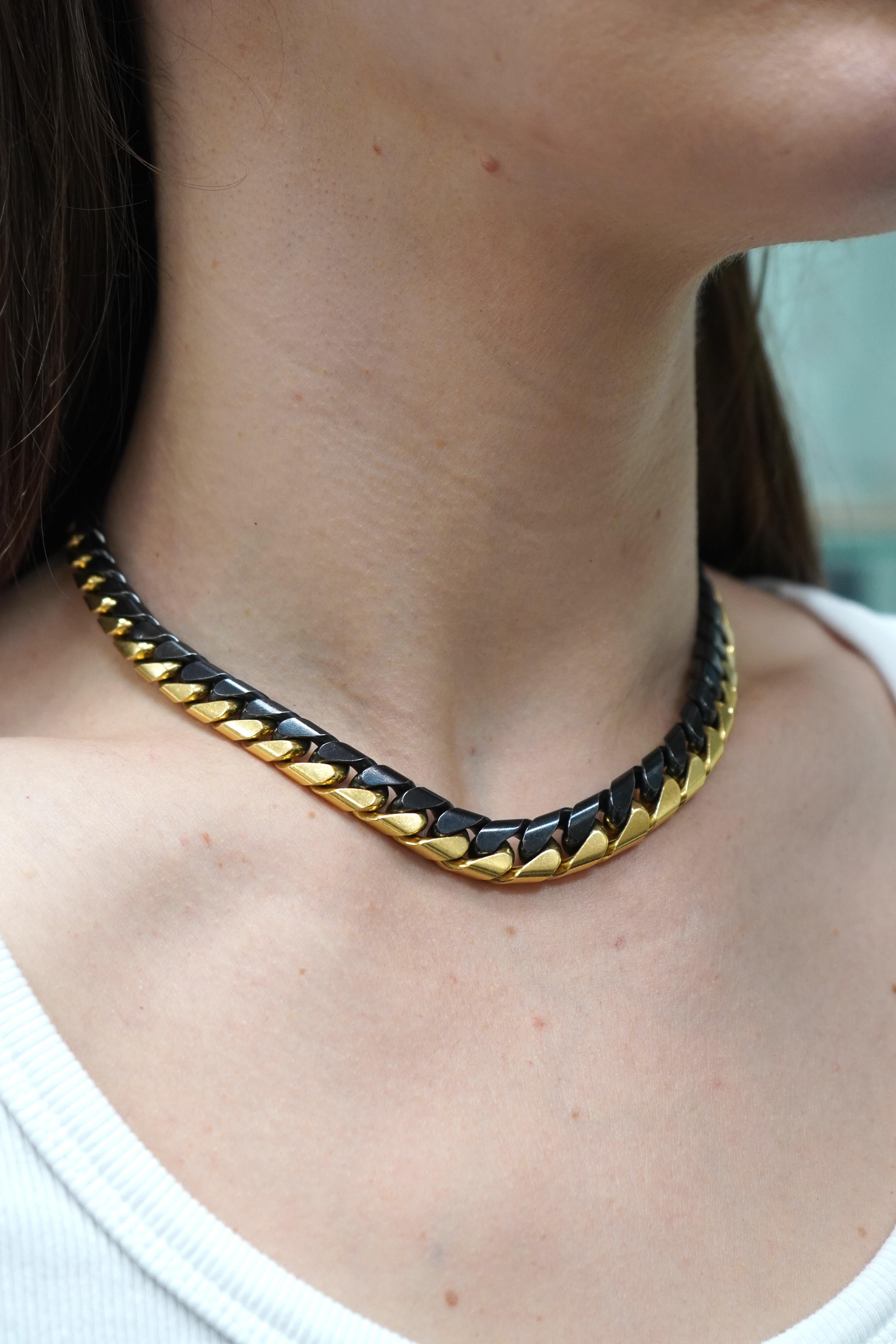 Questa collana vintage di Bvlgari è realizzata in oro giallo e annerito a 18 carati, un pezzo unico e audace. Le maglie sono per metà in oro giallo lucido e per metà in oro annerito, creando un sorprendente effetto bicolore. La collana si