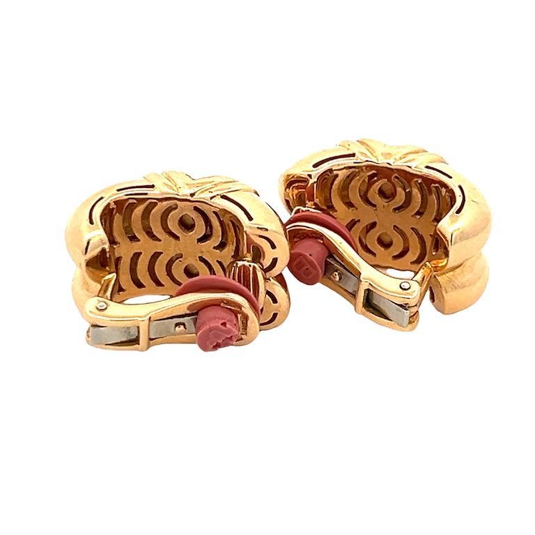 Setzen Sie ein kühnes und zeitloses Statement mit diesen außergewöhnlichen Bulgari-Ohrsteckern im Vintage-Stil, die aus reichhaltigem 18-karätigem Gelbgold gefertigt und mit leuchtenden Zuchtperlen besetzt sind. Das ikonische Design aus den