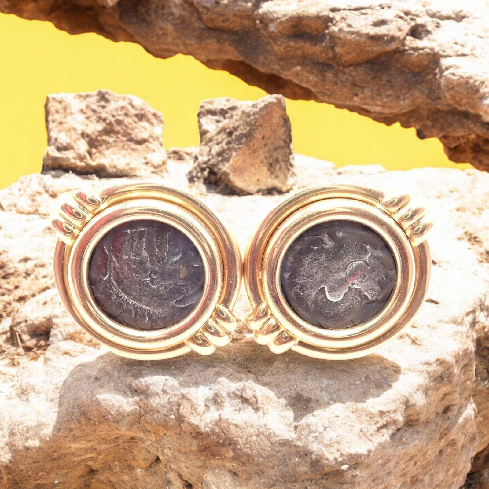 18k Gelbgold Alexander der Große trägt Löwenhelm Antike Münze Monet Gelbgold Ohrringe von Bulgari. 
Die Vintage Bulgari Bvlgari 18k Yellow Gold Alexander The Great Coin Moneta Earrings verbinden Geschichte und Luxus. 
Diese Ohrringe mit antiken