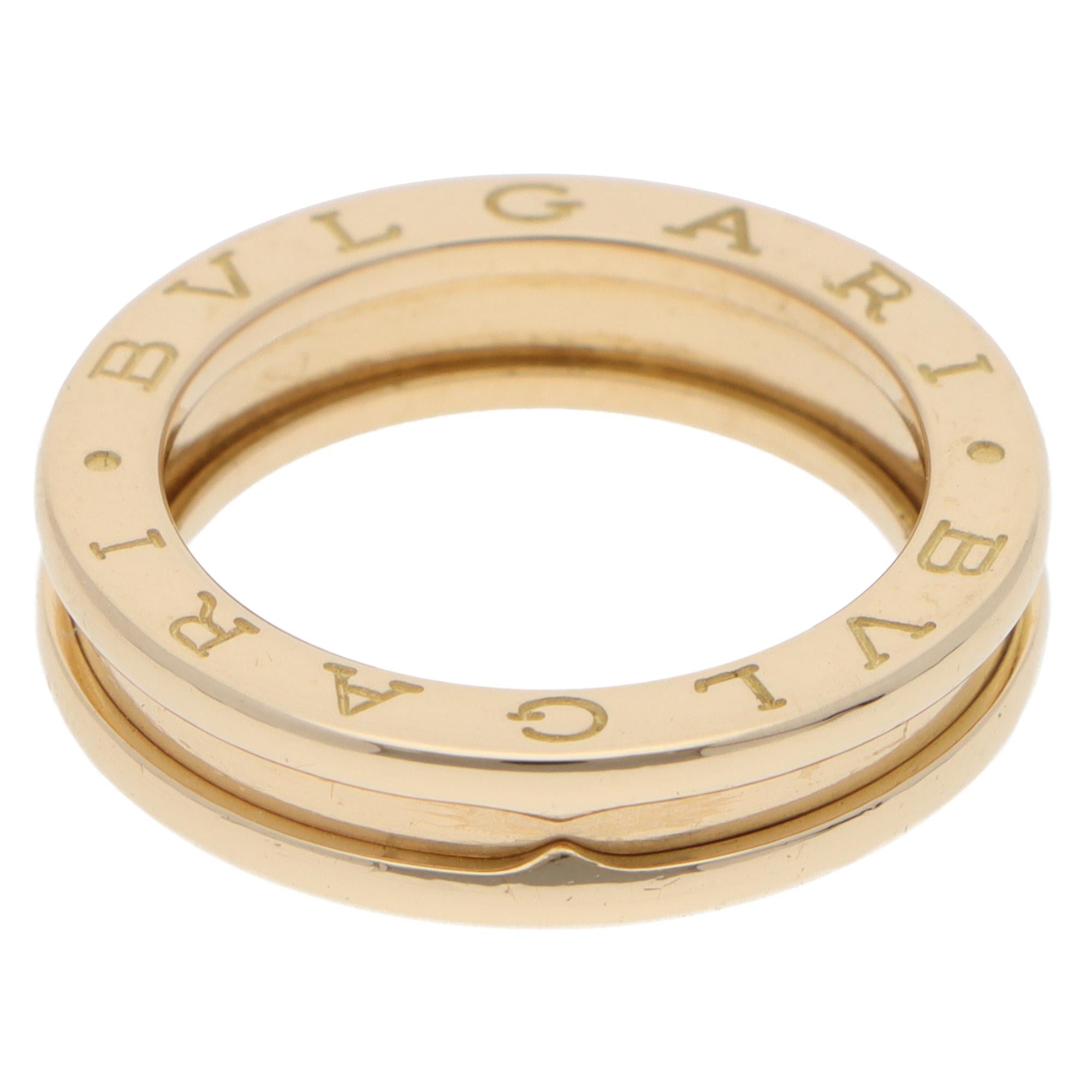 Un classico anello vintage Bulgari B.zero1 con fascia in oro giallo 18 carati. 

L'anello ha l'iconico design a fascia di B.Zero1. Il design distintivo di Bulgari si ispira all'anfiteatro più famoso del mondo: il Colosseo. La sua costruzione