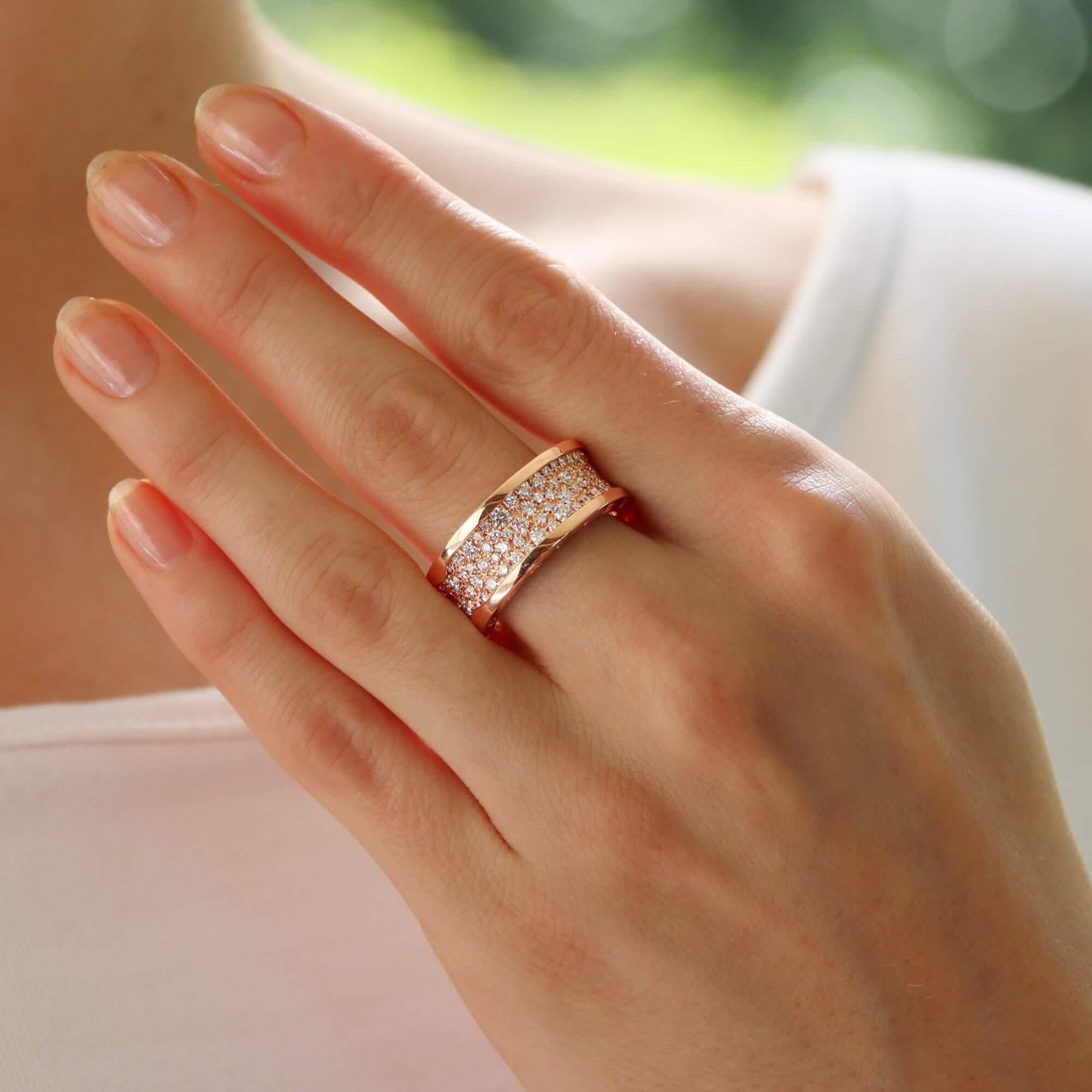 Precioso anillo vintage Bulgari B.zero1 de pavé de diamantes engastado en oro rosa de 18 quilates. 

El anillo está engastado con exactamente 144 diamantes redondos de talla brillante, todos ellos engastados en espiral dentro del icónico diseño de