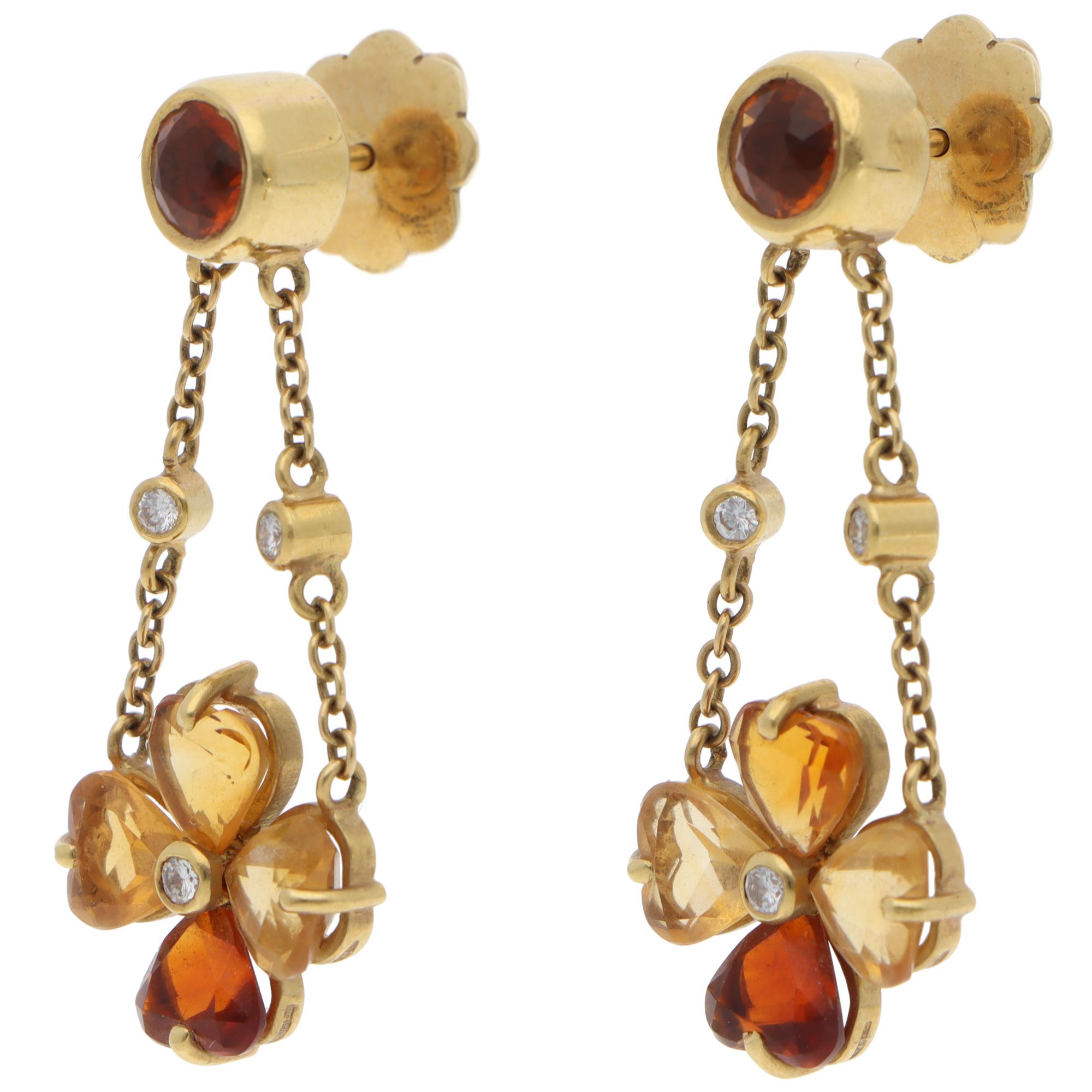 Precioso par de pendientes vintage Bulgari de citrino y diamantes engastados en oro amarillo de 18 quilates.

De la descatalogada colección Bulgari, cada pendiente se compone en primer lugar de un citrino redondo de talla mixta engarzado con
