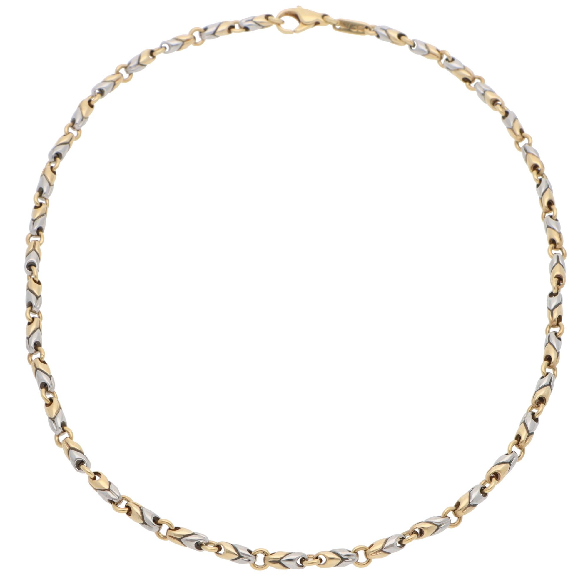Un très élégant collier vintage Bulgari à maillons fantaisie en or jaune 18 carats massif et acier inoxydable.

La chaîne est composée de 38 maillons fantaisie bicolores individuels et s'attache à l'aide d'un fermoir à mousqueton sécurisé. En raison