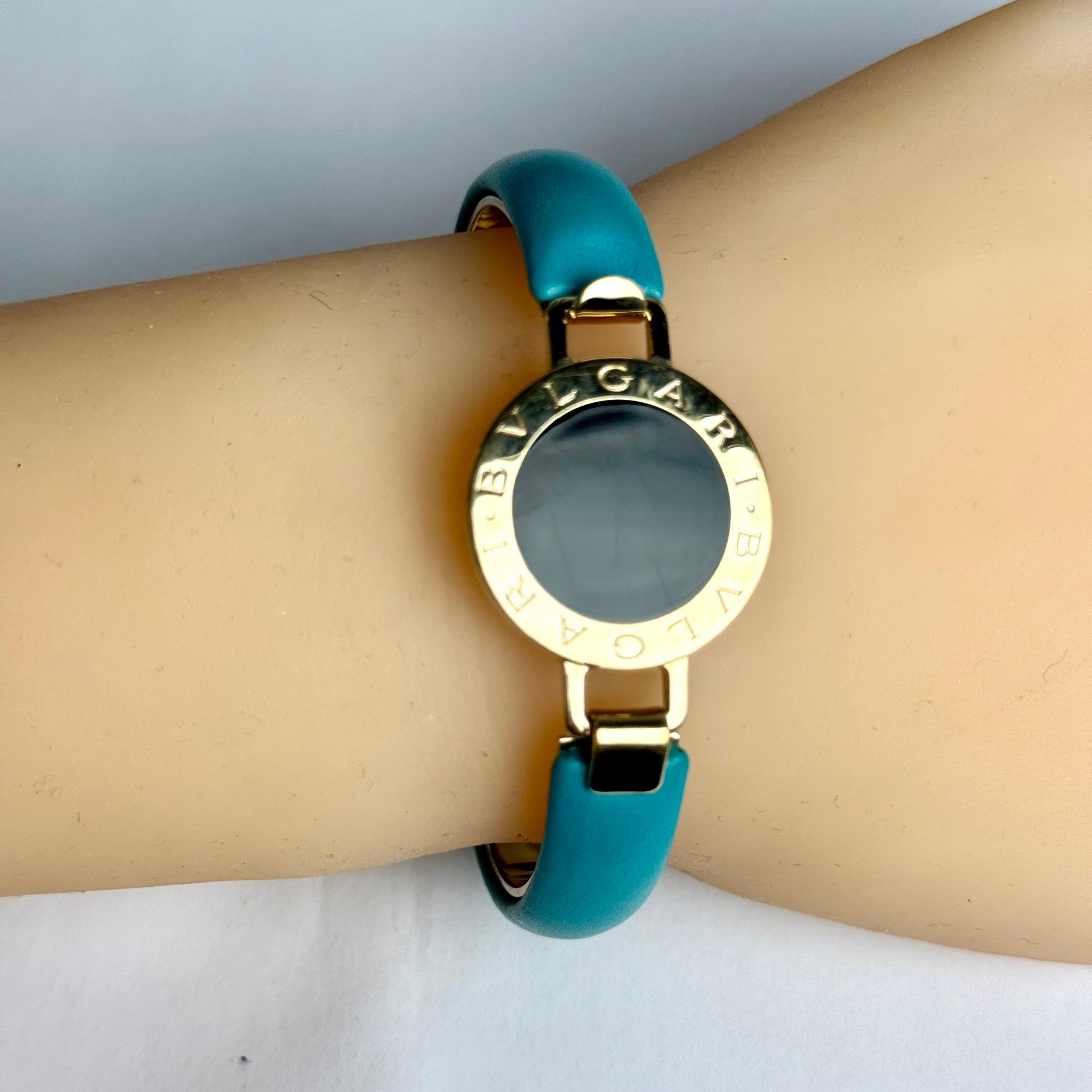 Pulsera vintage Bulgari de metal dorado y cuero turquesa en venta 6