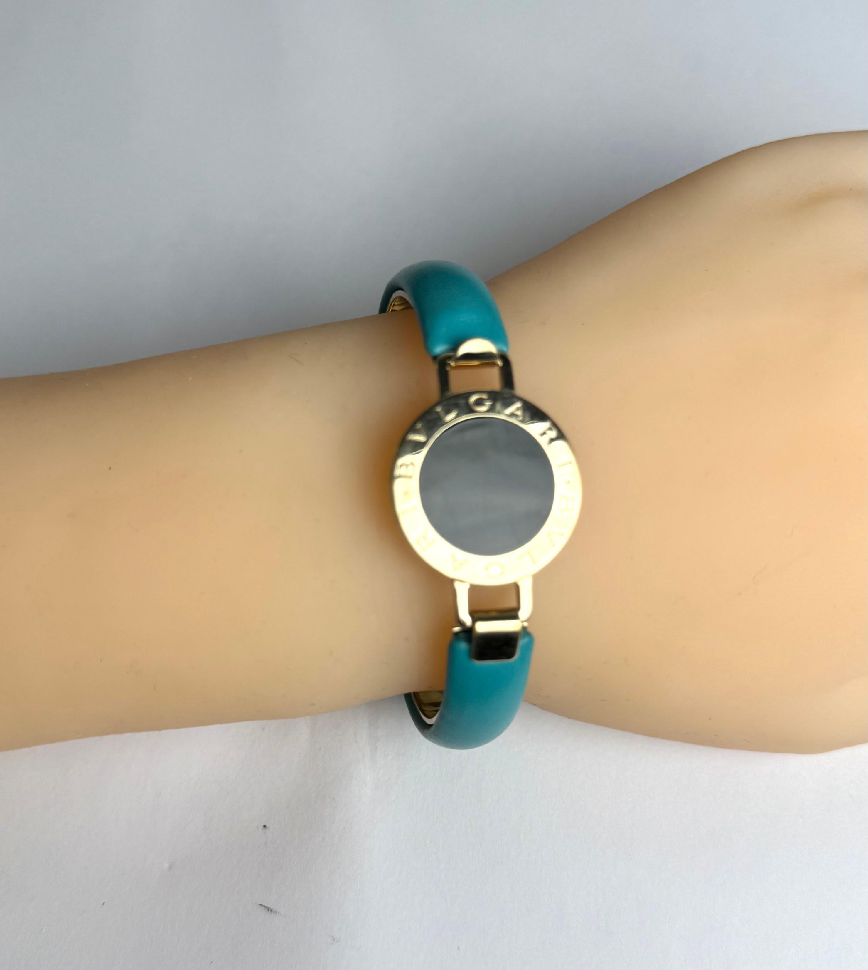 Pulsera vintage Bulgari de metal dorado y cuero turquesa en Bueno estado para la venta en New York, NY