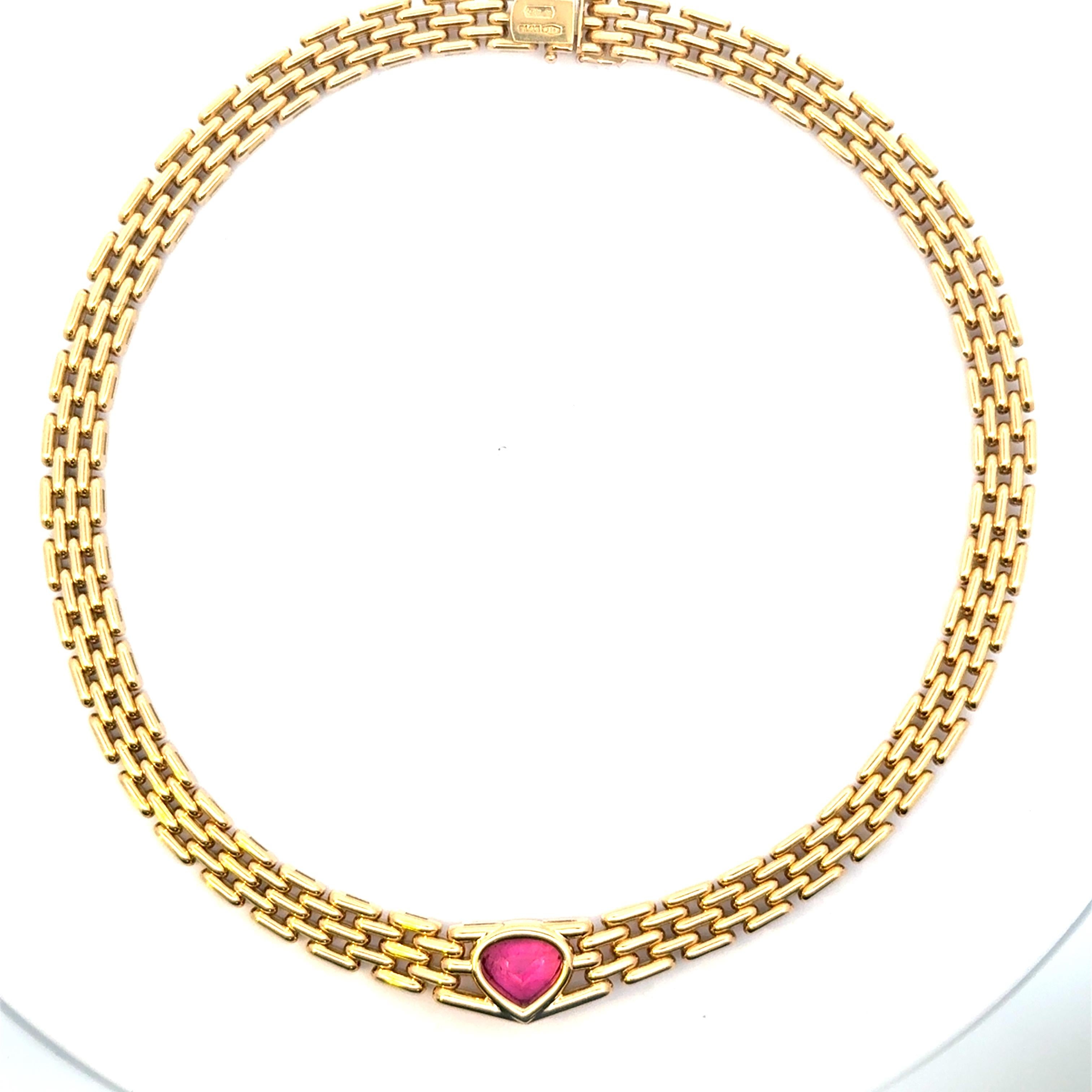 

Diese exquisite Vintage-Kreation von Bulgari verkörpert die kühne Eleganz und zeitlose Handwerkskunst, für die die italienische Maison bekannt ist. Das aus 18 Karat Gelbgold gefertigte Design zeichnet sich durch ein geschmeidiges und bewegliches