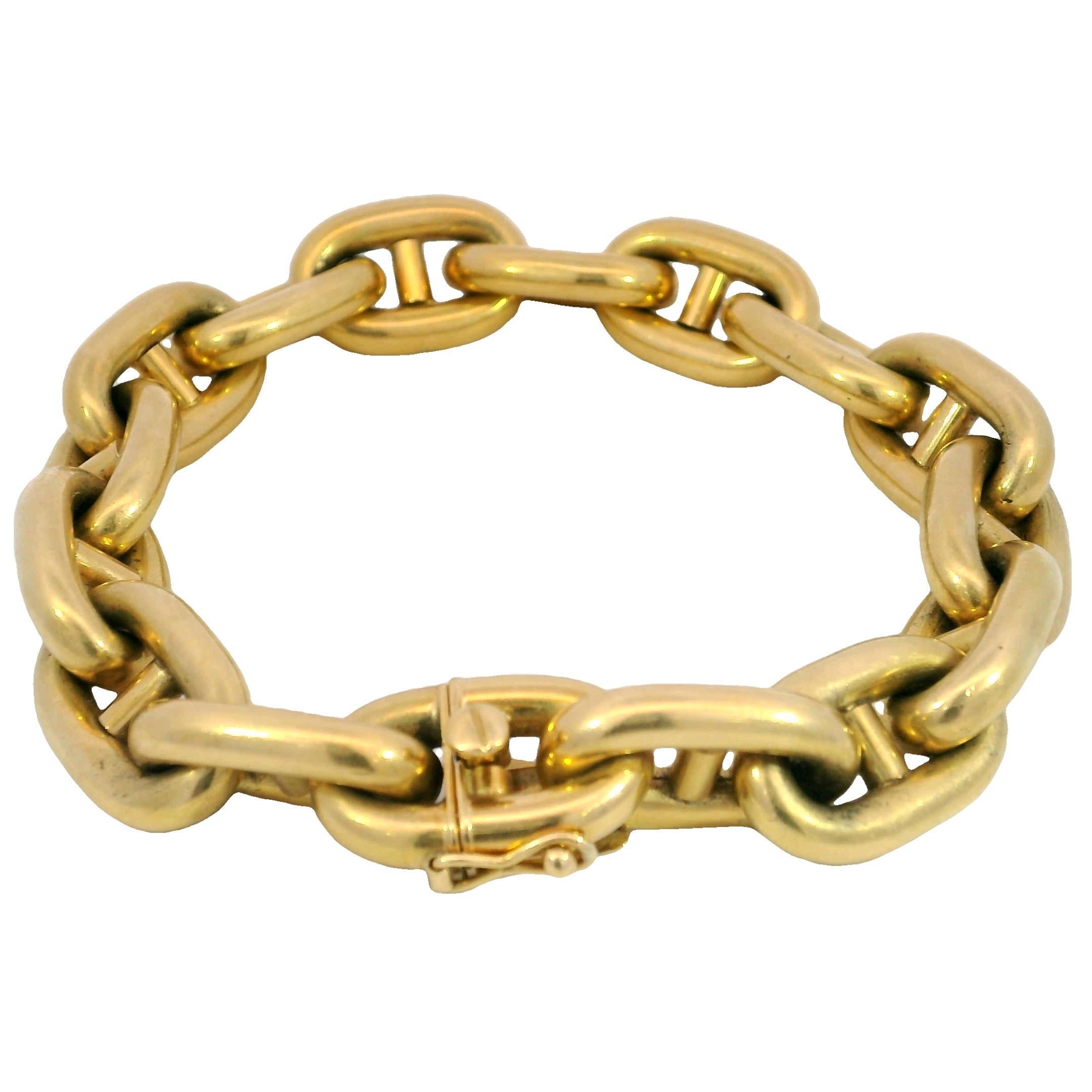Vintage Bulgari Mariner Anchor Link Bracelet Puffy Chain 18K Yellow Gold

This Bvlgari bracelet features bold, interlocking links in 18k yellow gold, forming a robust chain with a strong visual presence. Each link is polished to a smooth, reflective