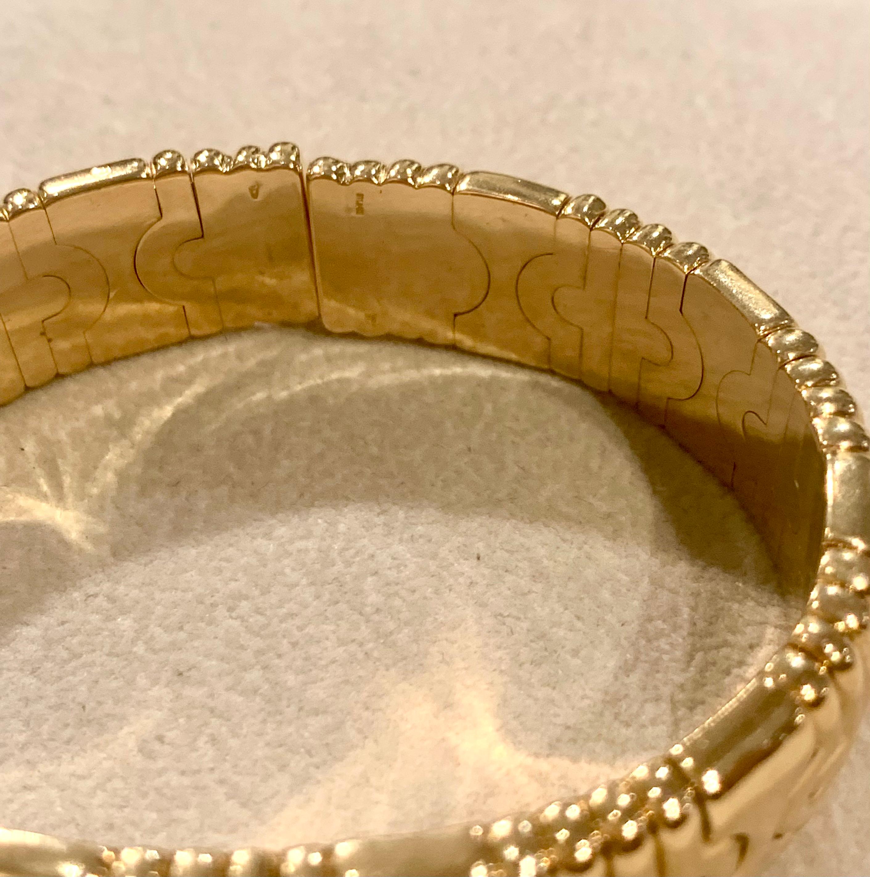 Starres Armband aus Gelbgold mit ineinander greifenden und gegliederten Gliedern:: Modell 