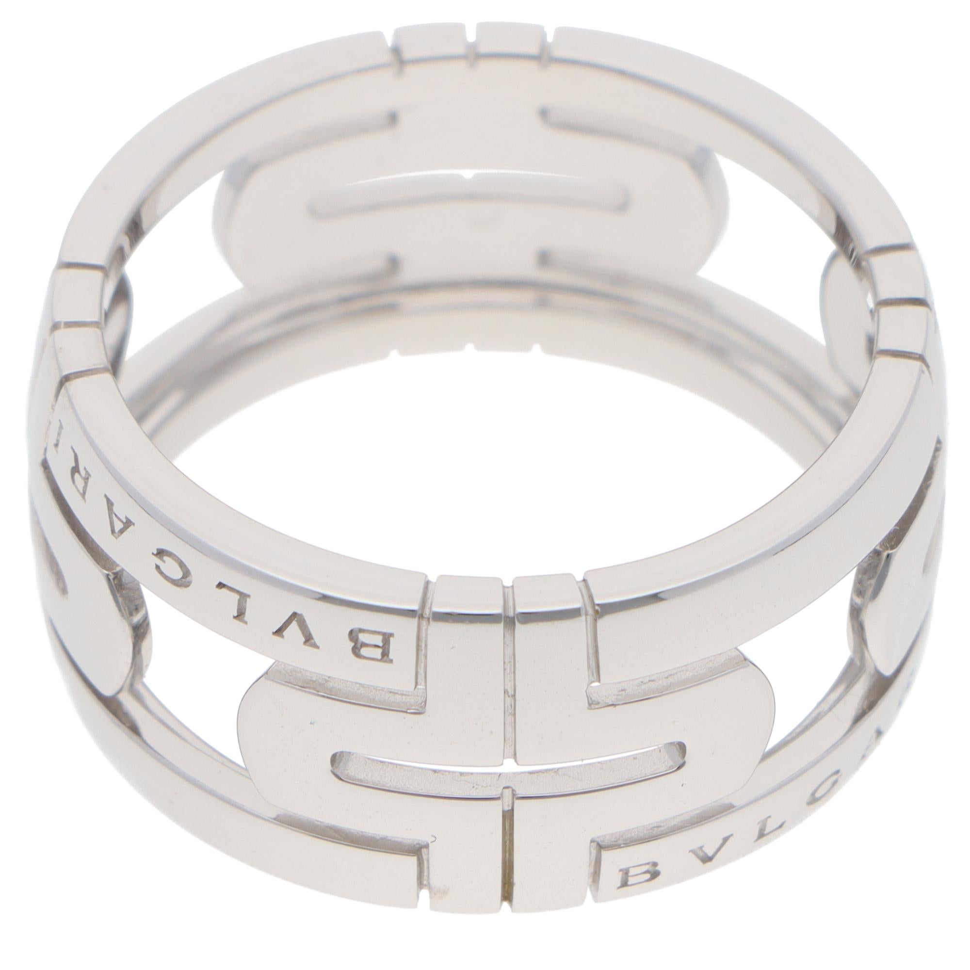 Un classico anello vintage Bulgari Parentesi Openwork in oro bianco 18 carati. 

Dalla collezione Parentesi, ormai fuori produzione, l'anello presenta l'iconico design a fascia Parentesi Openwork. Il motivo distintivo di Bulgari risale agli anni '70