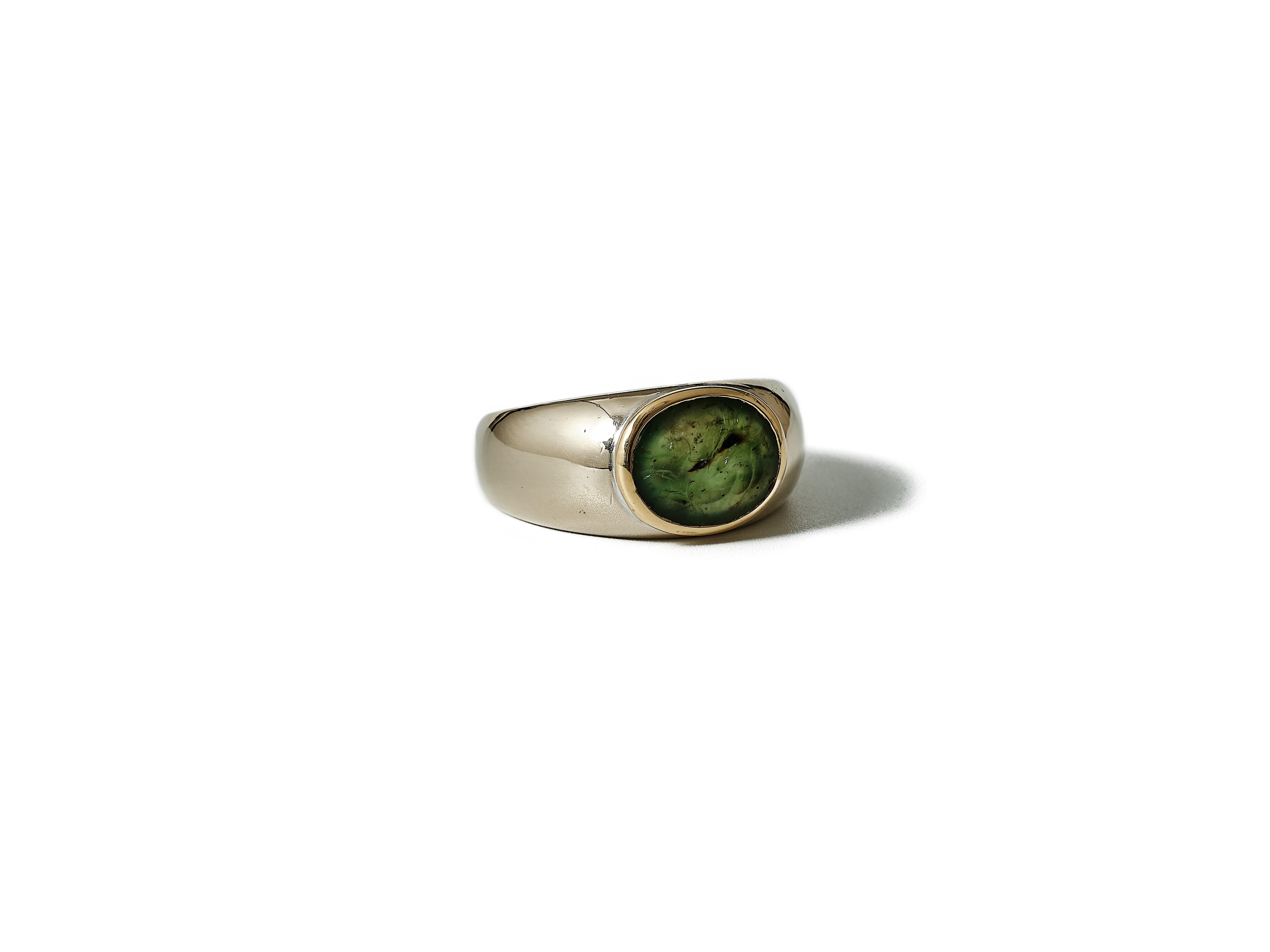 Vintage Bulgari ring with nephrite Intaglio of Pegasus 1st century BCE In Good Condition In Malmö, Skåne län