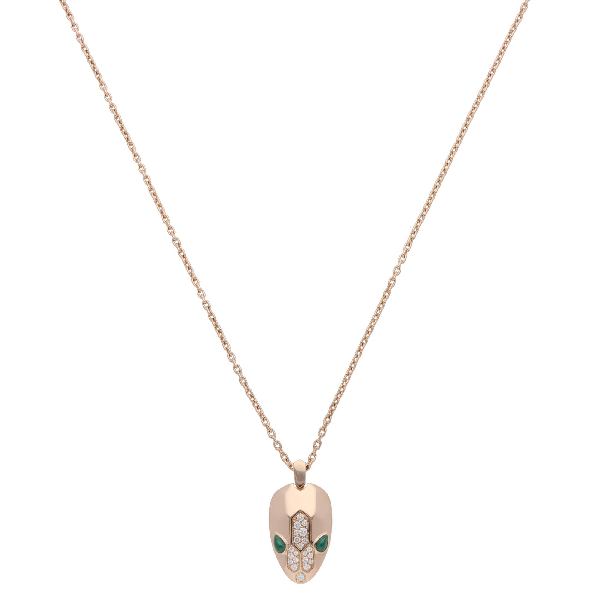 Eine schöne Vintage Bulgari Serpenti Diamant und Malachit Anhänger Halskette in 18k Roségold gesetzt.

Das Collier zeigt das ikonischste Motiv von Bulgari, die Serpenti-Schlange. Der Anhänger besteht aus einem geometrischen Schlangenkopf und ist mit