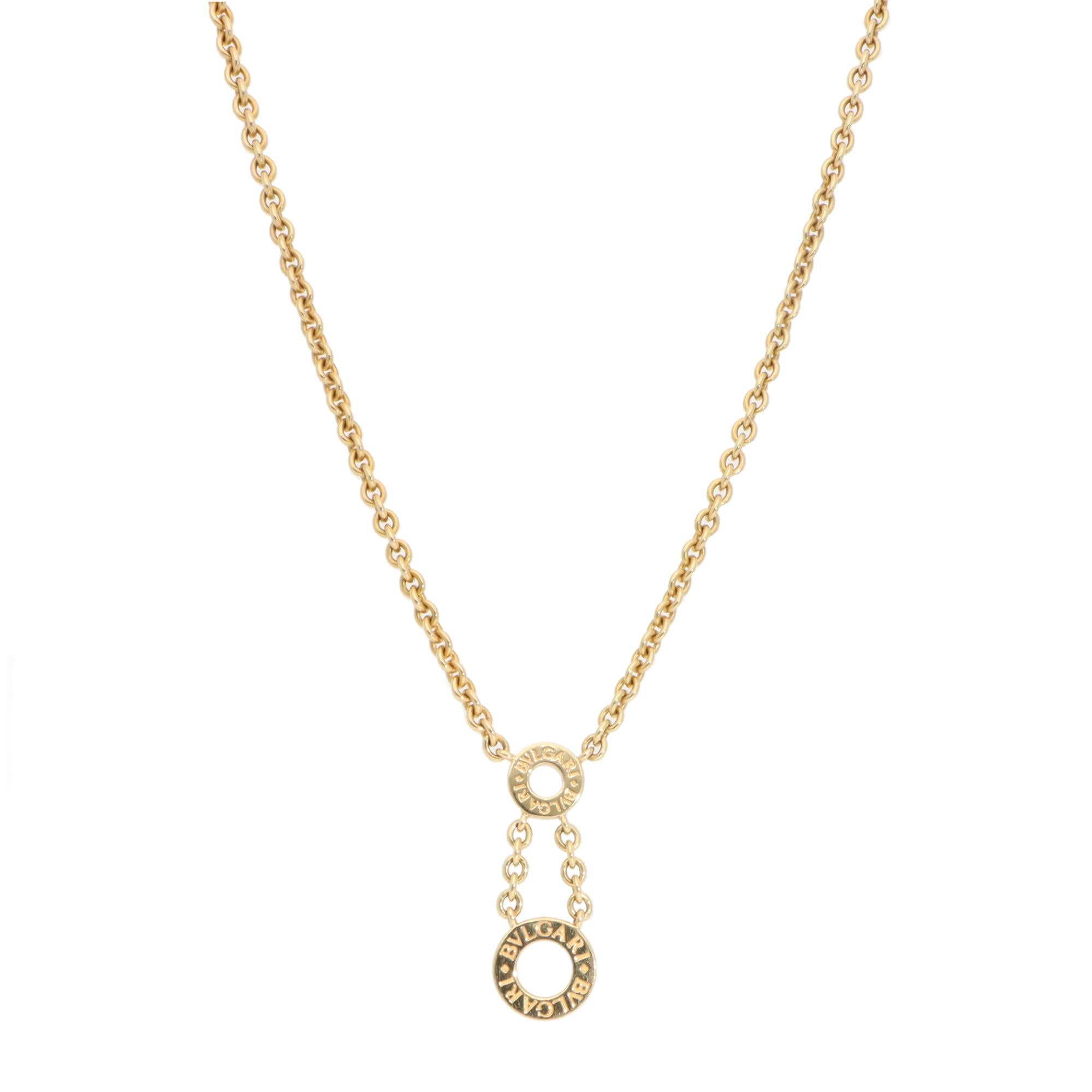 Eine stilvolle Bulgari-Halskette mit doppelten Kreisen aus 18 Karat Gelbgold.

Die Halskette aus der Collection'S Bvlgari besteht aus zwei Kreisen, in die das BVLGARI-Logo eingraviert ist, das die offenen Kreise umgibt. Die Kreise sind durch zwei