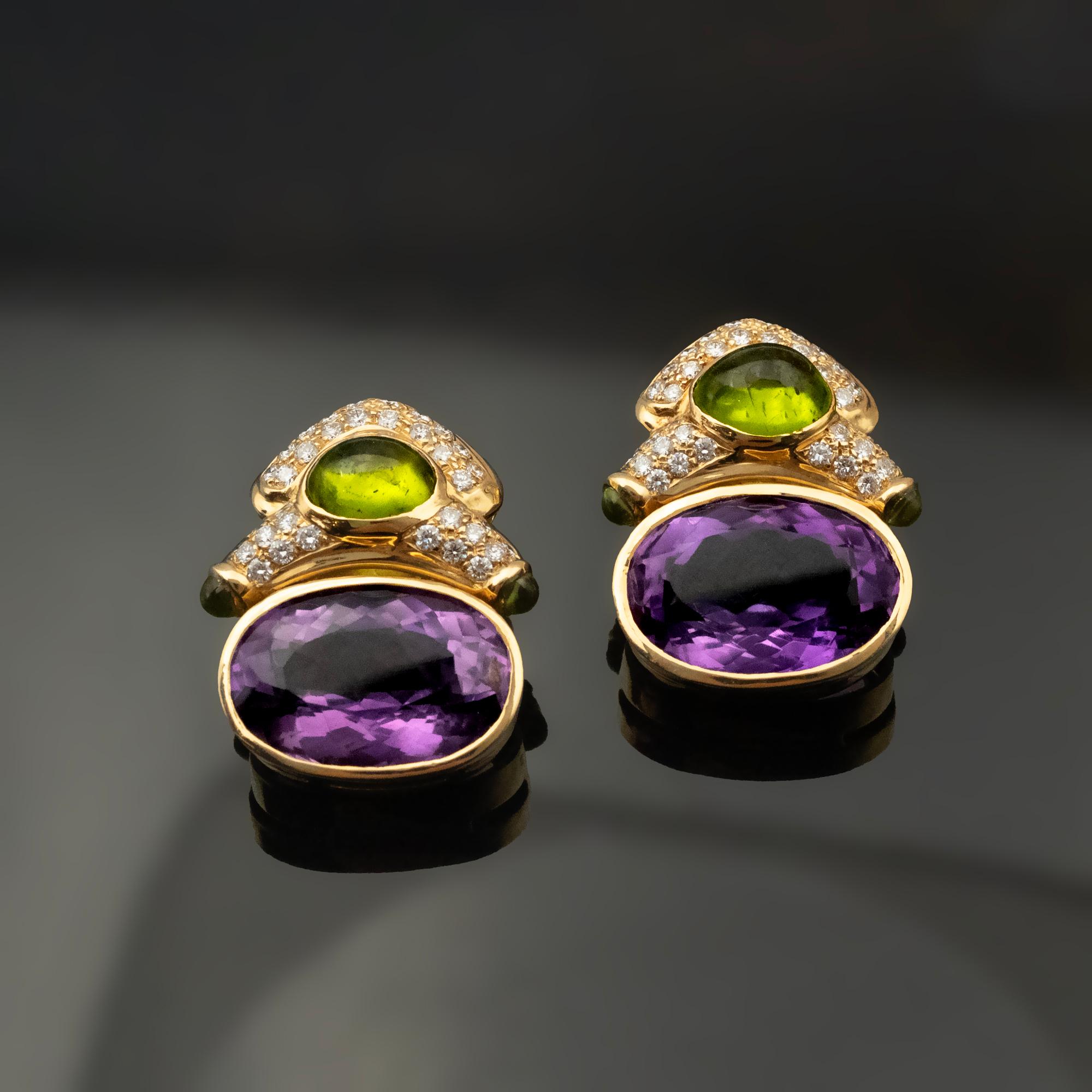 Diese Vintage-Ohrringe im Bulgari-Stil sind ein Beispiel für die kühne und doch raffinierte Kunstfertigkeit italienisch inspirierter Schmuckstücke, die Farbe, Textur und luxuriöse Materialien nahtlos miteinander verbinden. Sie sind aus massivem