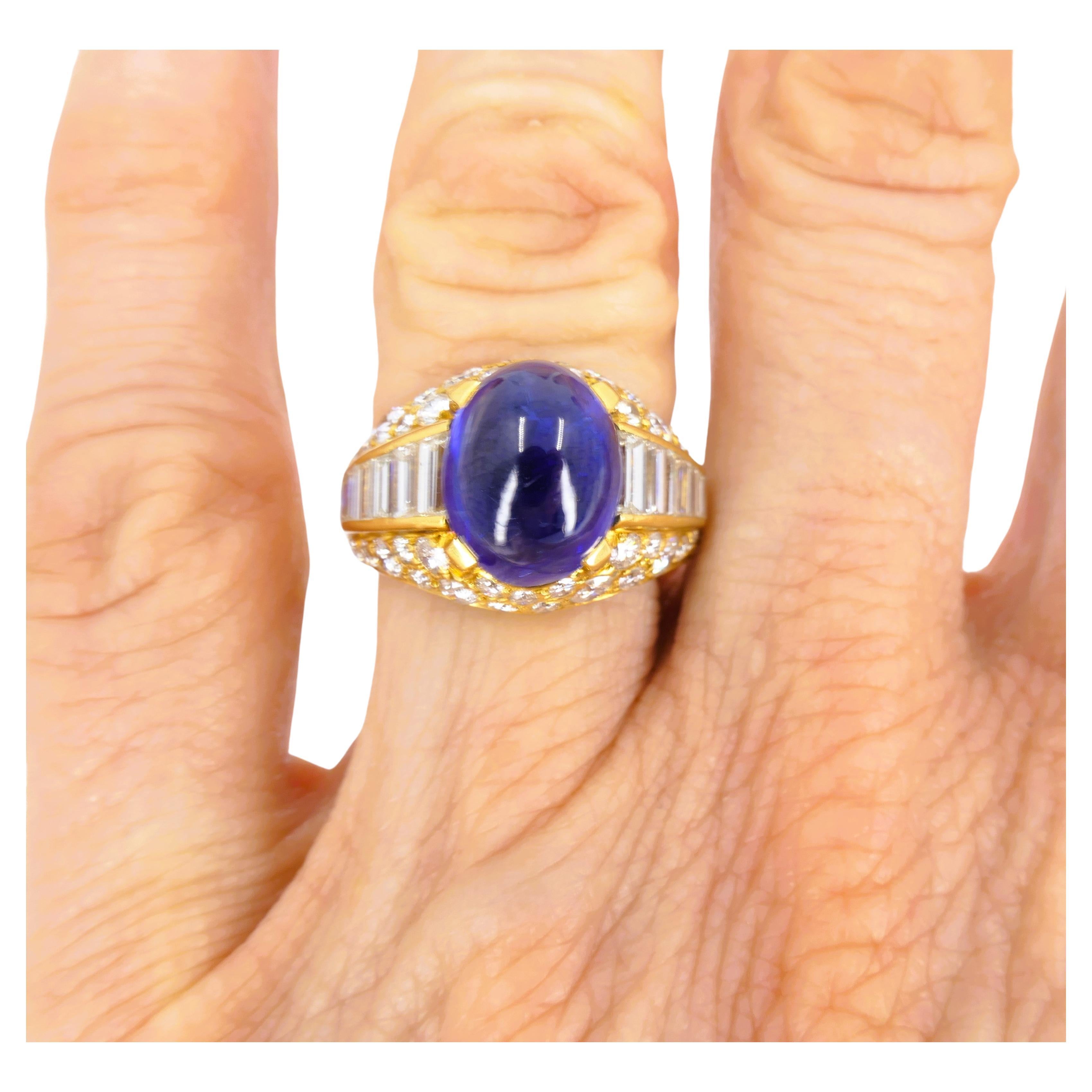 Un iconico anello Bulgari Trombino in oro 18 carati con zaffiro e diamante. 
L'anello Trombino è uno dei modelli più riconoscibili di Bulgari. Il nome deriva dalla parola italiana che significa 