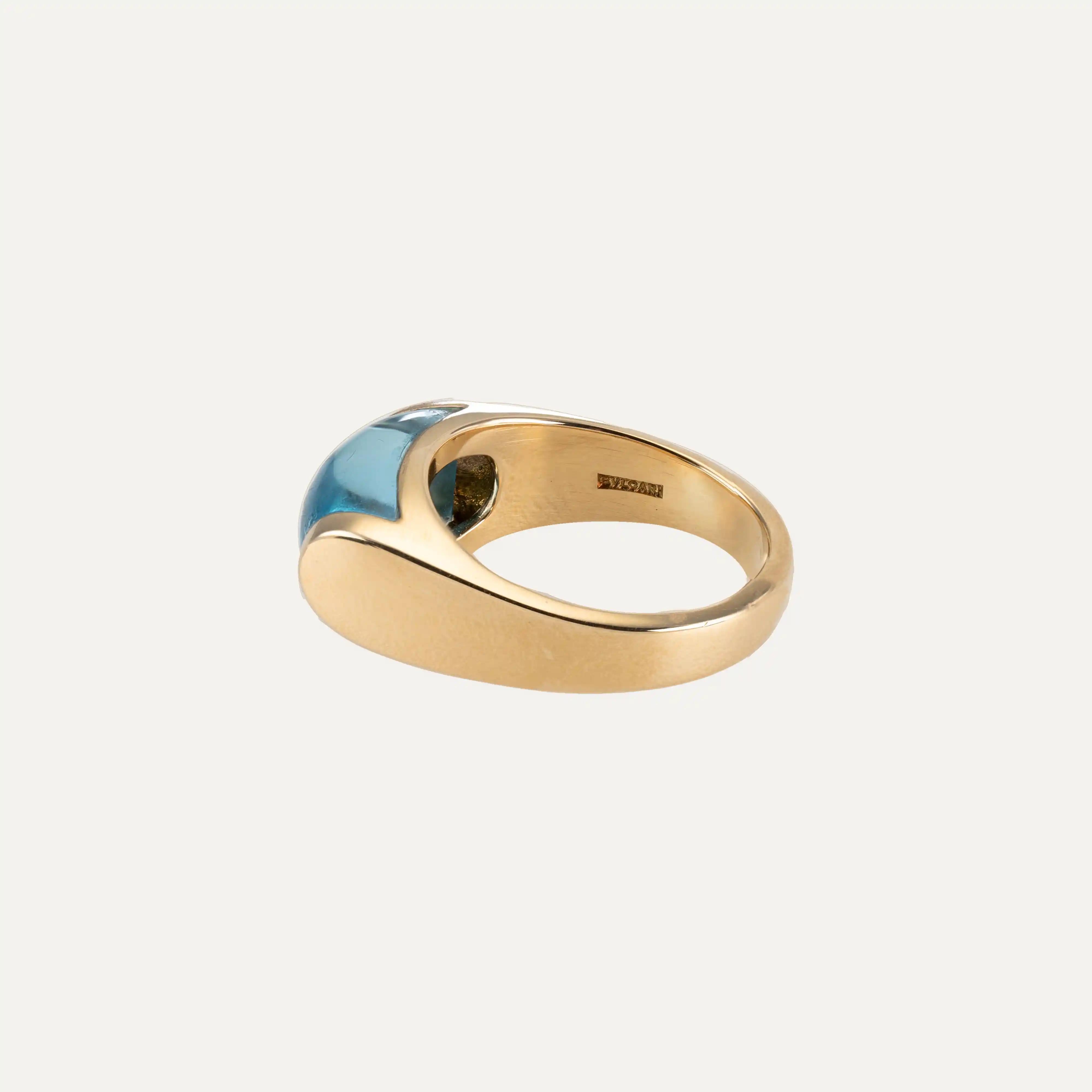 Un tesoro d'epoca senza tempo di Bulgari - Anello Tronchetto con Topazio Blu in oro giallo 18 carati
Entra nel mondo del lusso italiano con questo squisito anello Tronchetto vintage di Bulgari, realizzato in oro giallo 18 carati e incastonato con