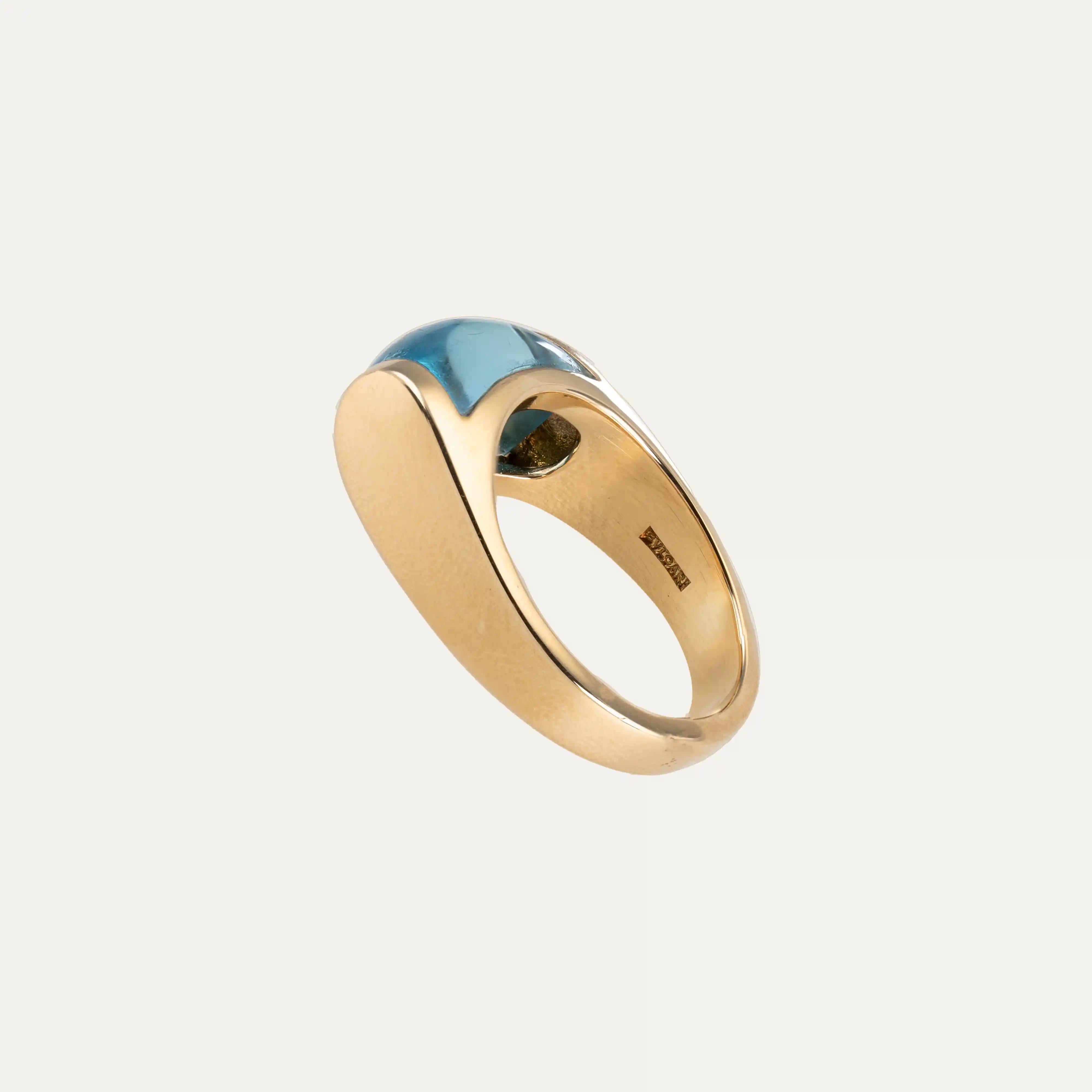 Cabochon Anello Tronchetto Bulgari d'epoca in oro giallo 18 carati con topazio blu in vendita