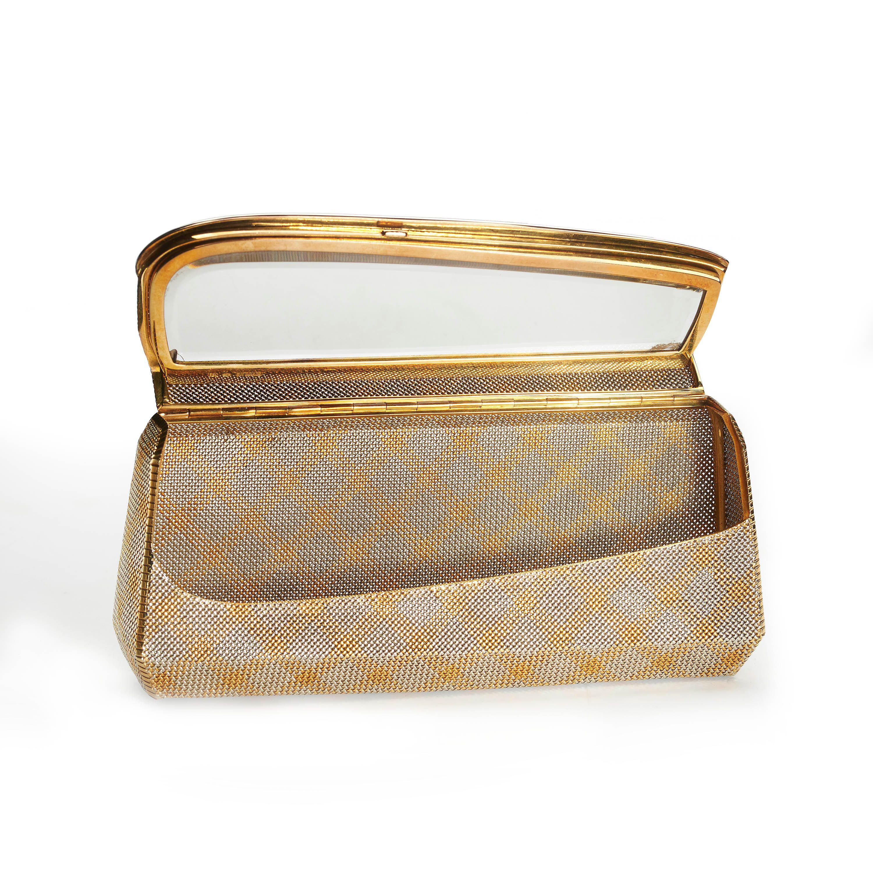 Vintage-Tasche aus Weiß- und Gelbgold von Bulgari, mit Kreuzmustern aus Gelbgold auf weißem Gold, aus gewebtem 18-karätigem Gold, mit einem Spiegel im Deckel, signiert BVLGARI, mit Feingehaltsmarke 750, italienische Marke 678AL, nummeriert 6466/2,