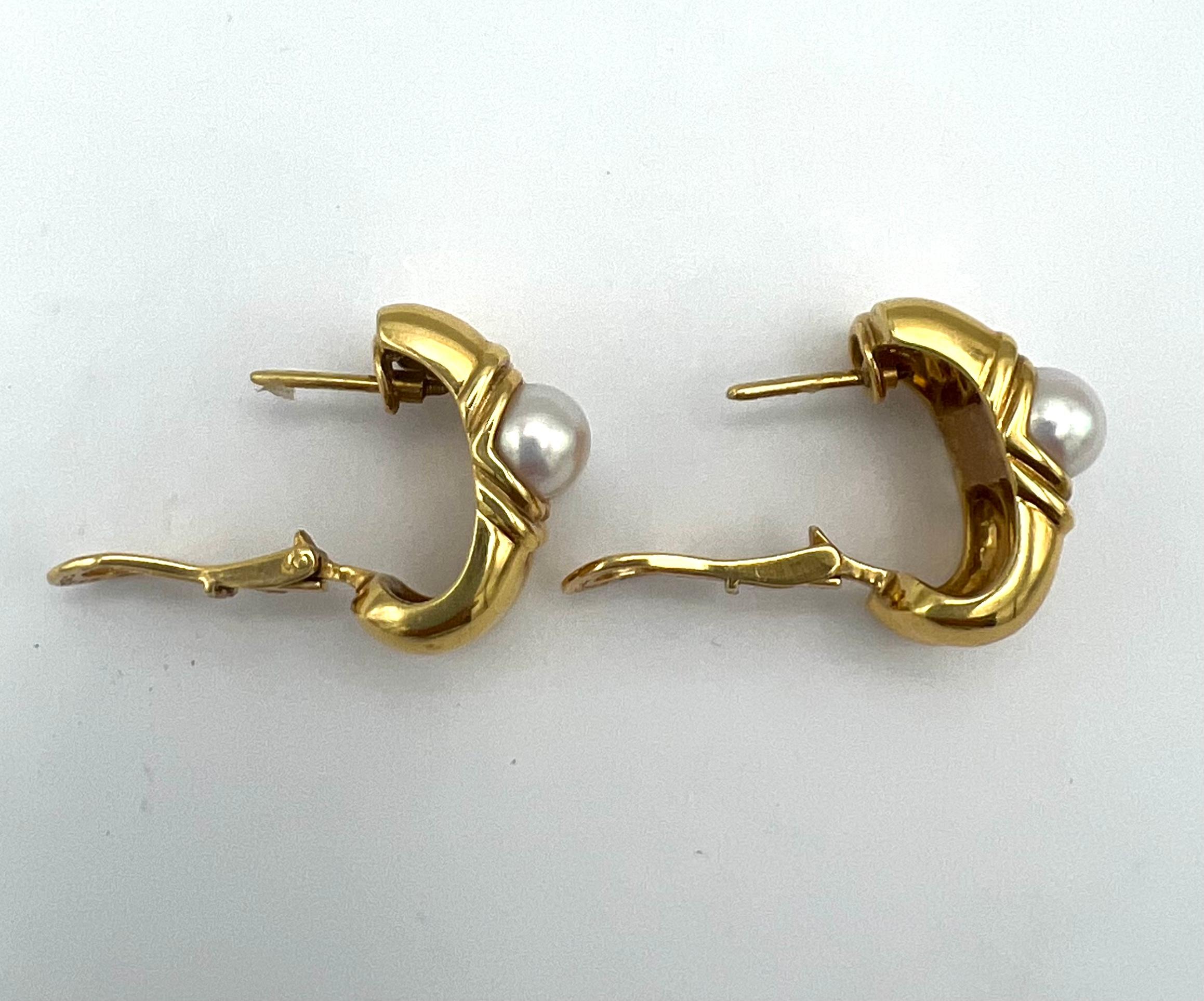 Vintage Bulgari Yellow Gold and Pearl Double Hoop Earrings  In Excellent Condition For Sale In Beverly Hills, CA