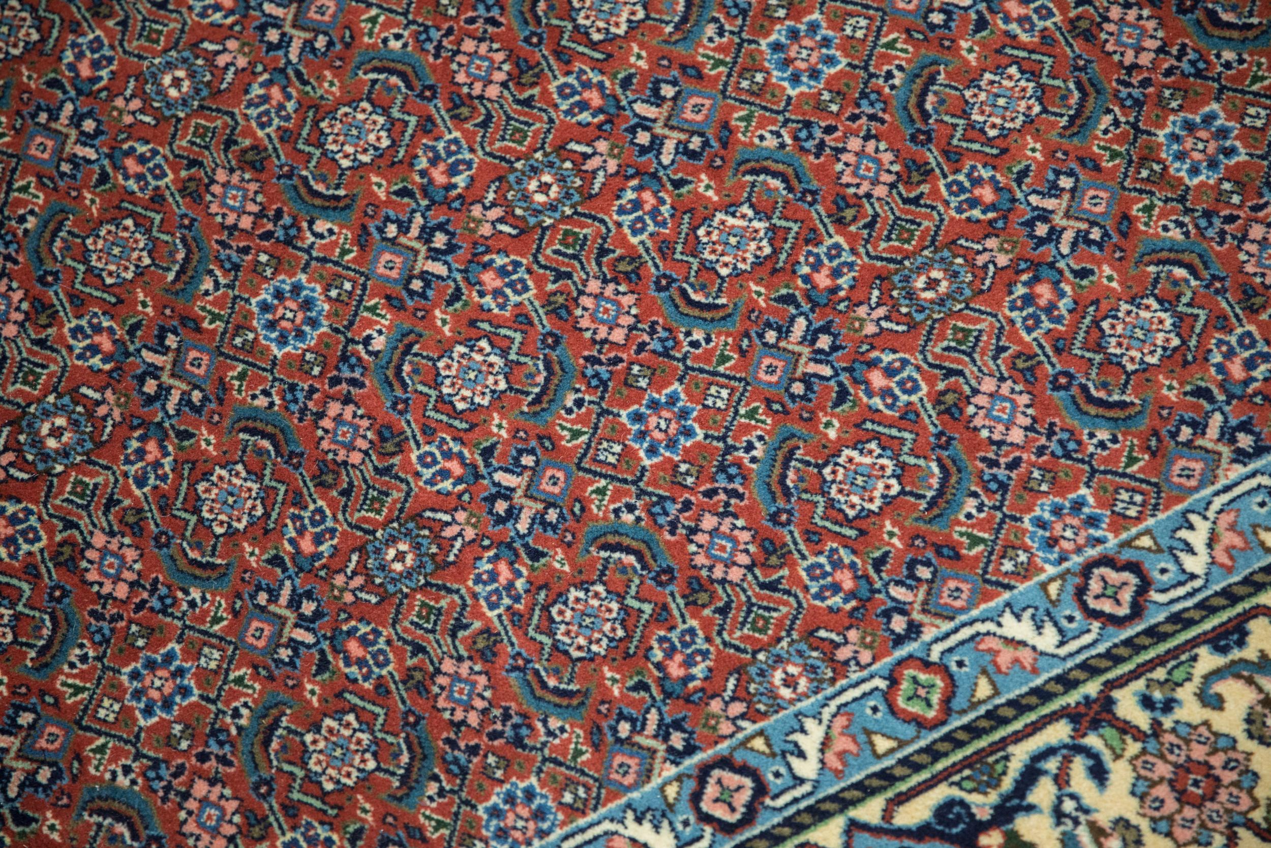 Bulgarischer Vintage-Teppich-Läufer im Täbris-Design  (Handgeknüpft) im Angebot