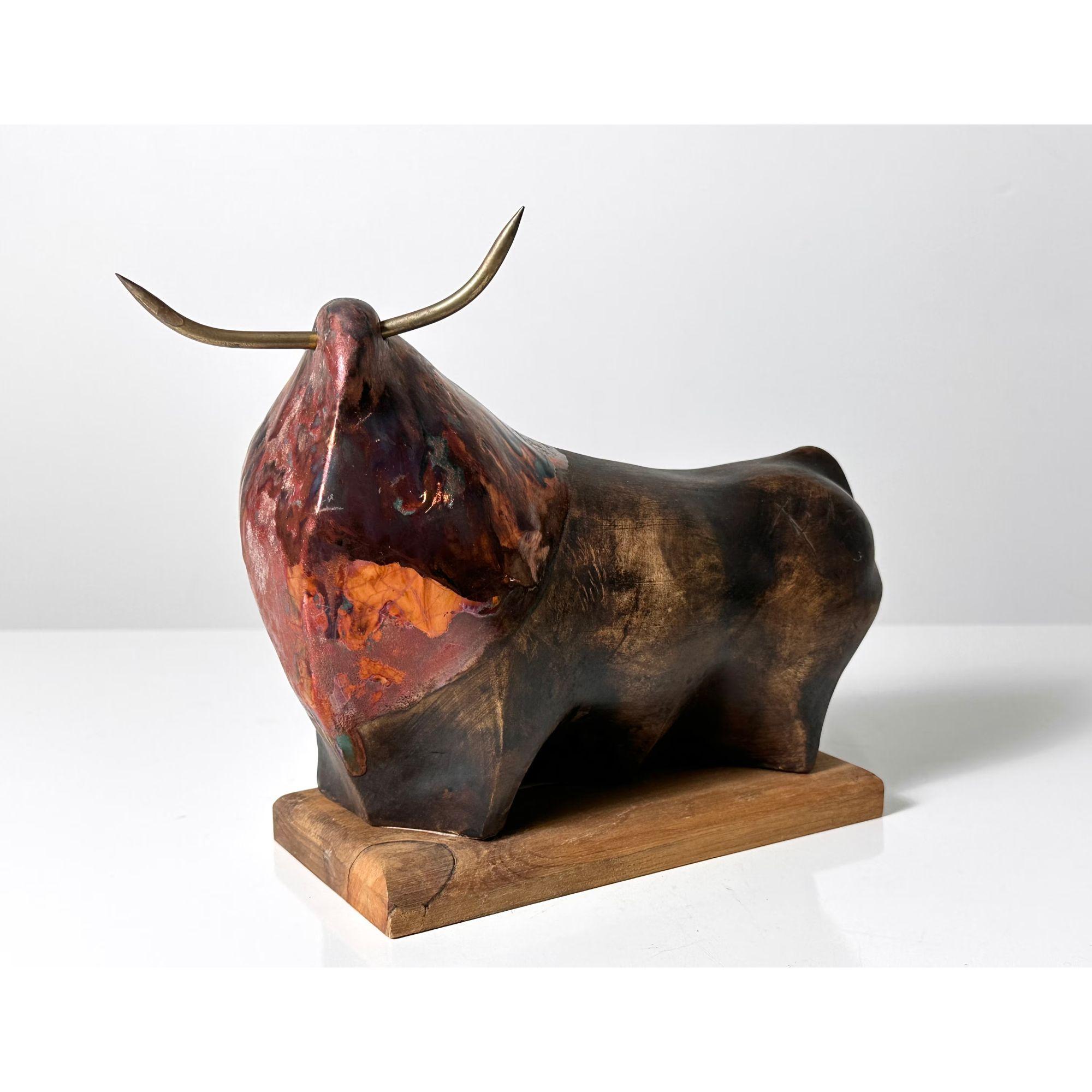 Moderne Sculpture vintage de taureau en résine et laiton par Pedro Rodriguez circa 1990 en vente