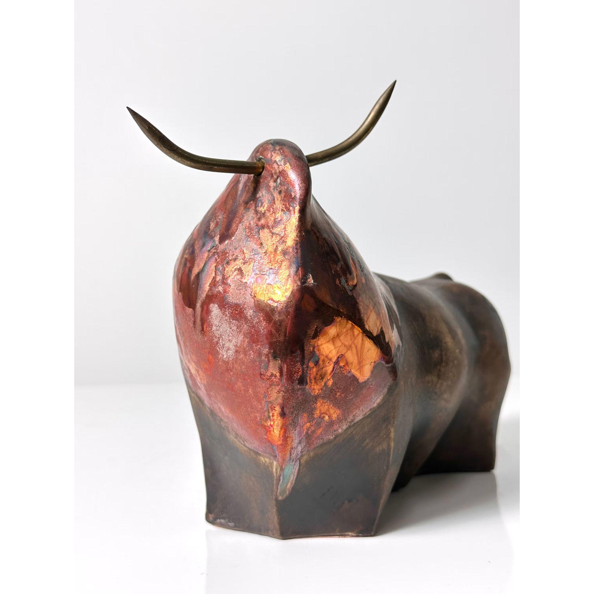 Vernissé Sculpture vintage de taureau en résine et laiton par Pedro Rodriguez circa 1990 en vente