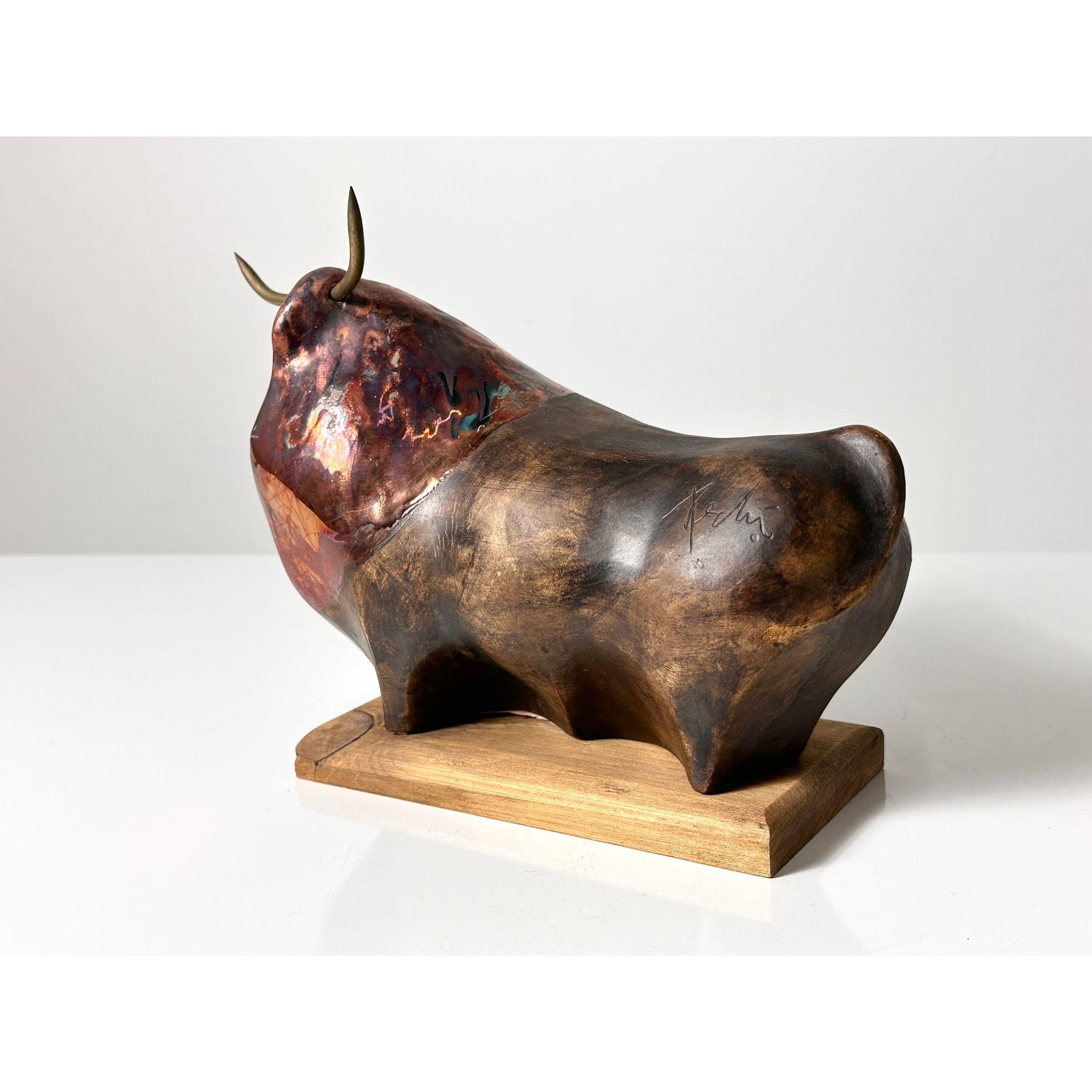 20ième siècle Sculpture vintage de taureau en résine et laiton par Pedro Rodriguez circa 1990 en vente