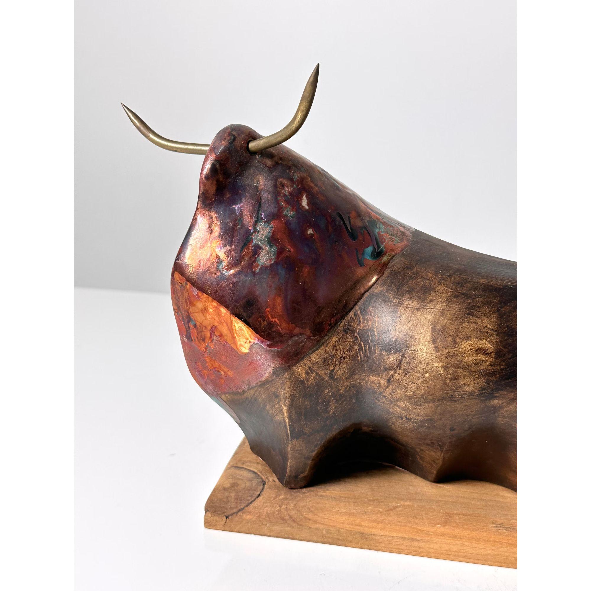 Résine Sculpture vintage de taureau en résine et laiton par Pedro Rodriguez circa 1990 en vente